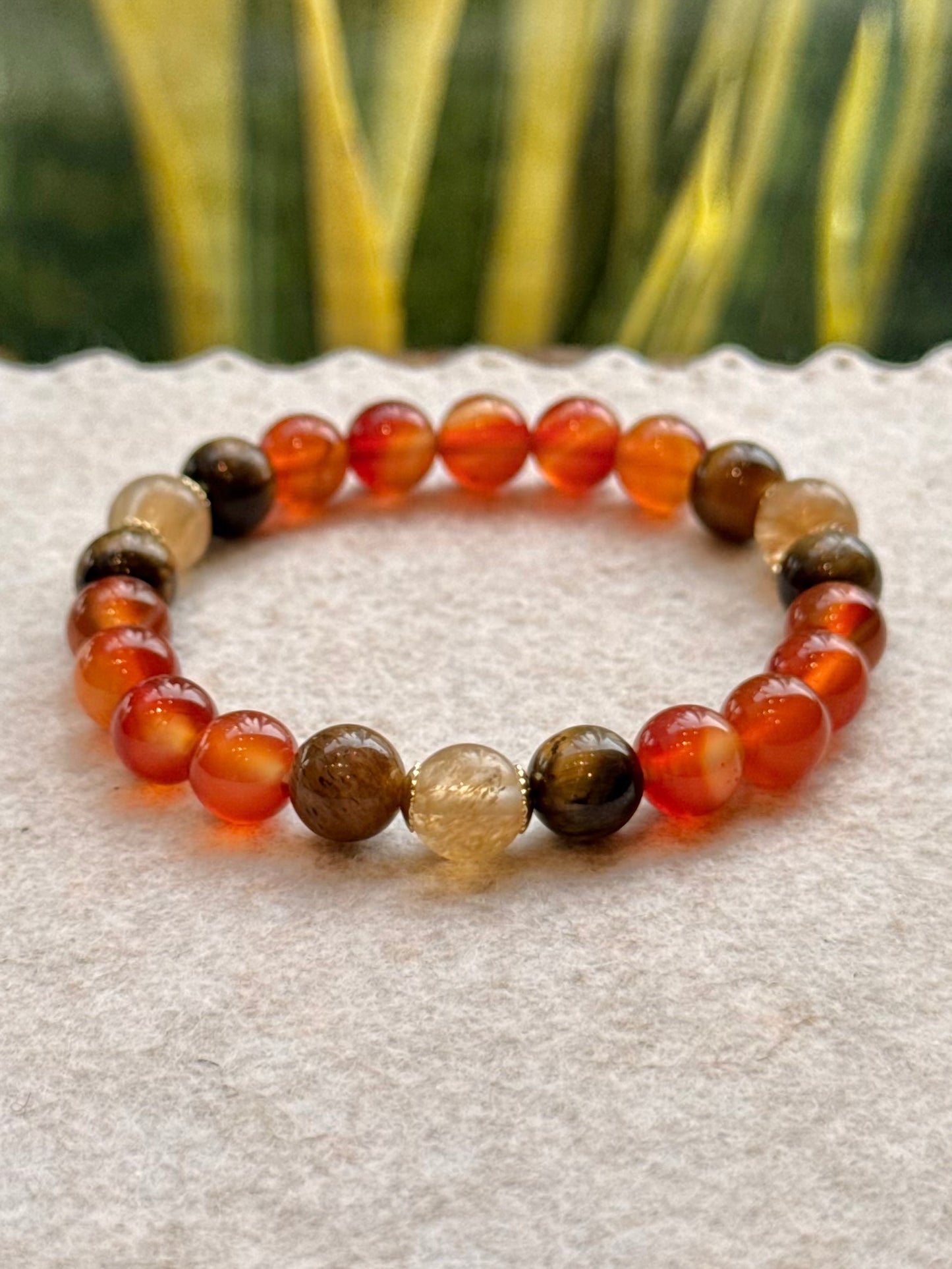 CR Tríade | Cornalina, Olho de Tigre e Quartzo Rutilado – Vitalidade, Proteção e Prosperidade (Banho Ouro 18K)