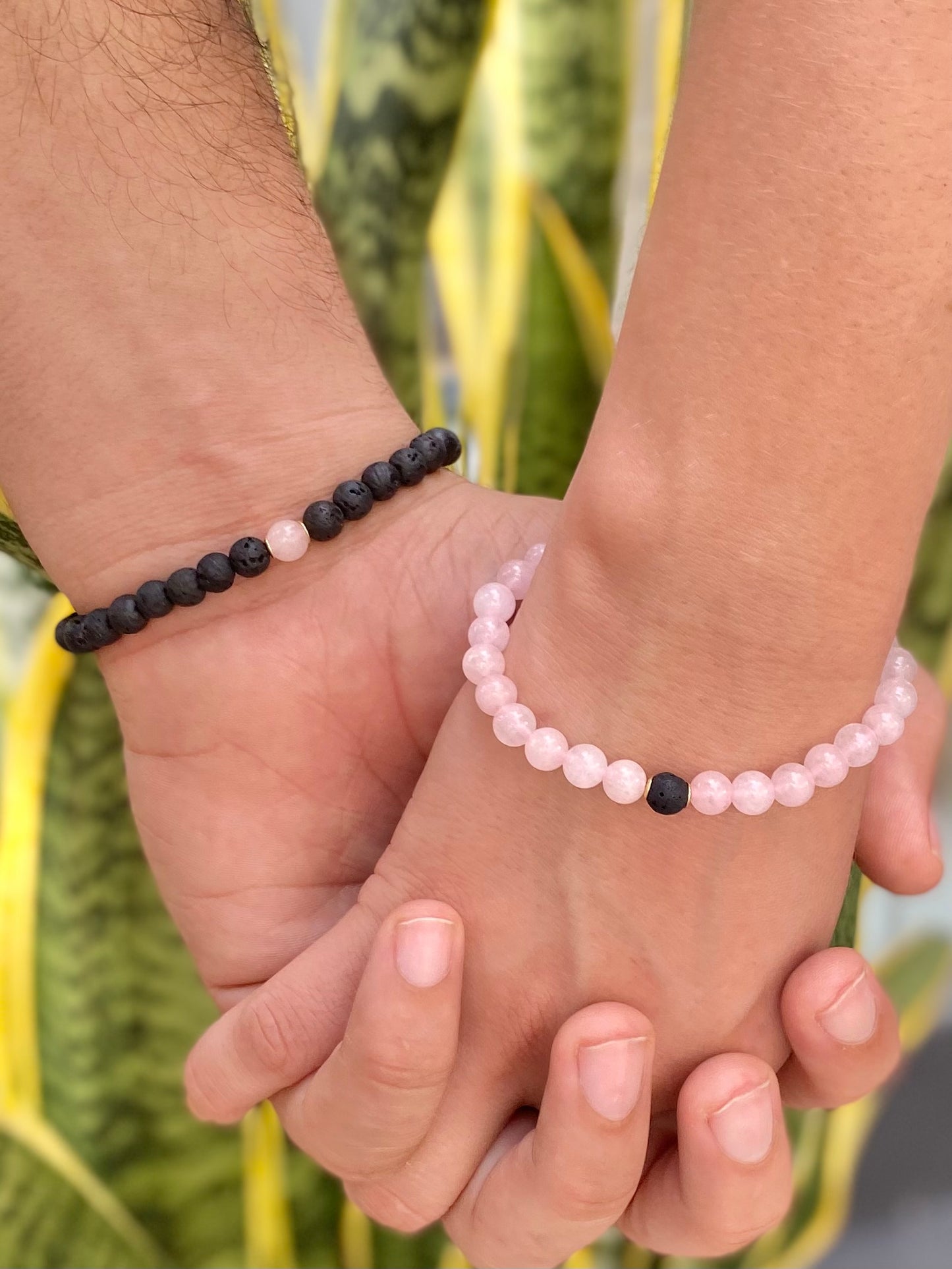 CR Casal | Par Quartzo Rosa e Lava Vulcânica com Cruz de Hematita – Paz, Amor e Proteção (Banho Ouro 18K)