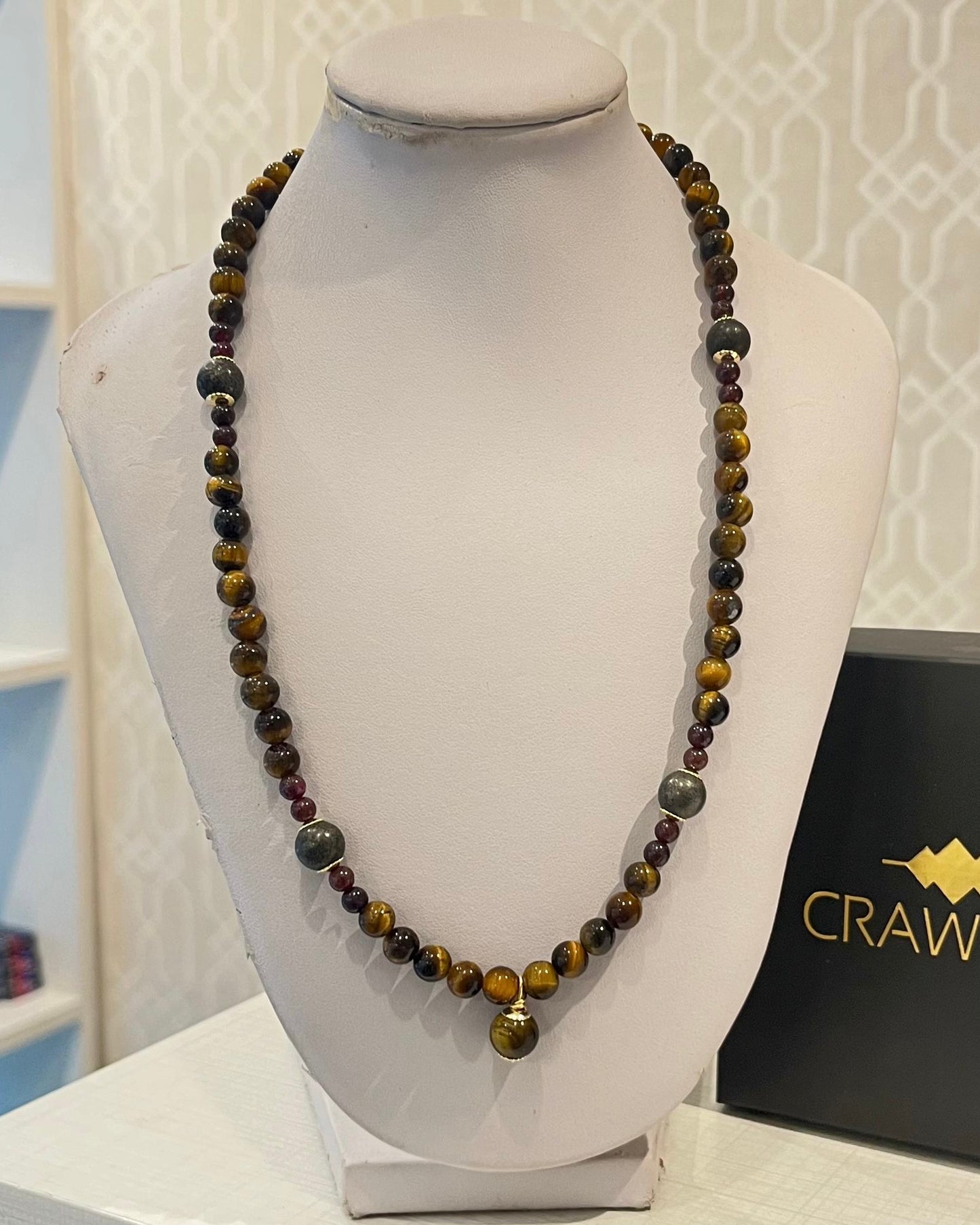 CR Elegance | Colar Olho de Tigre, Pedra Granada e Pirita – Proteção, Abundância e Prosperidade (Banho Ouro 18K)