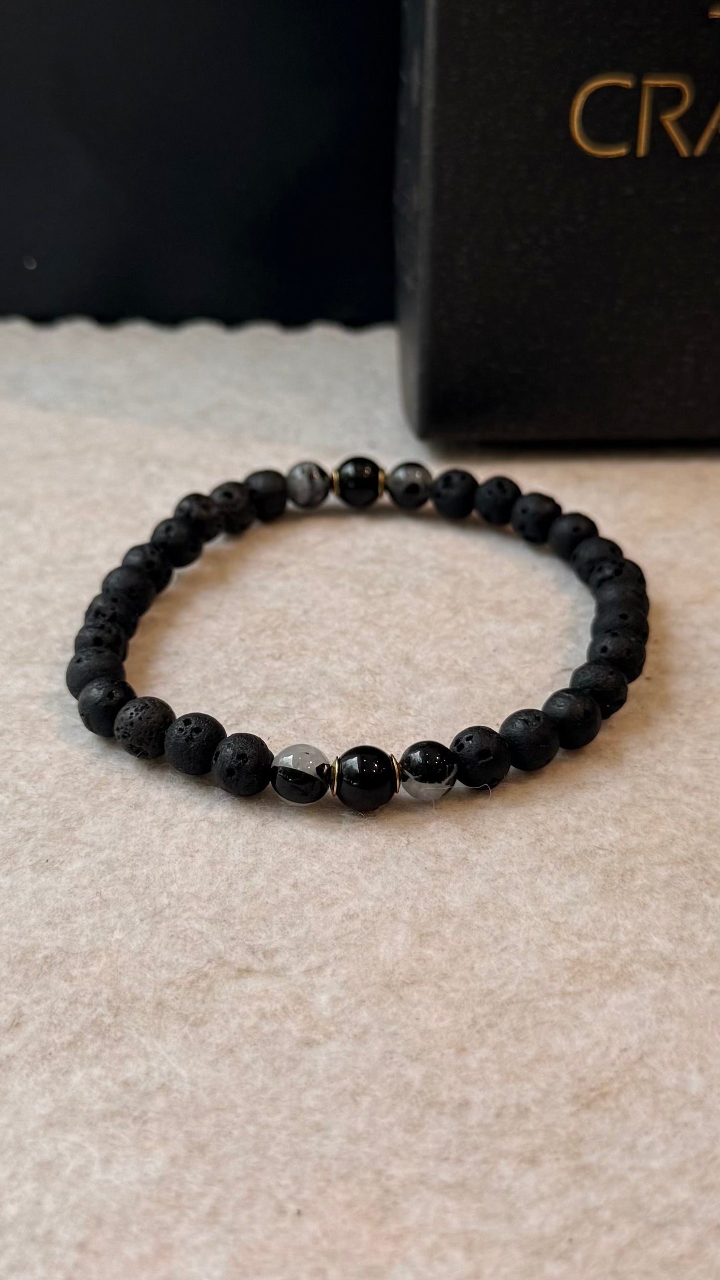 Lava Vulcânica, Quartzo Turmalinado e Turmalina Negra – Proteção, Clareza e Força Pessoal (Banho Ouro 18K) #AegisCR