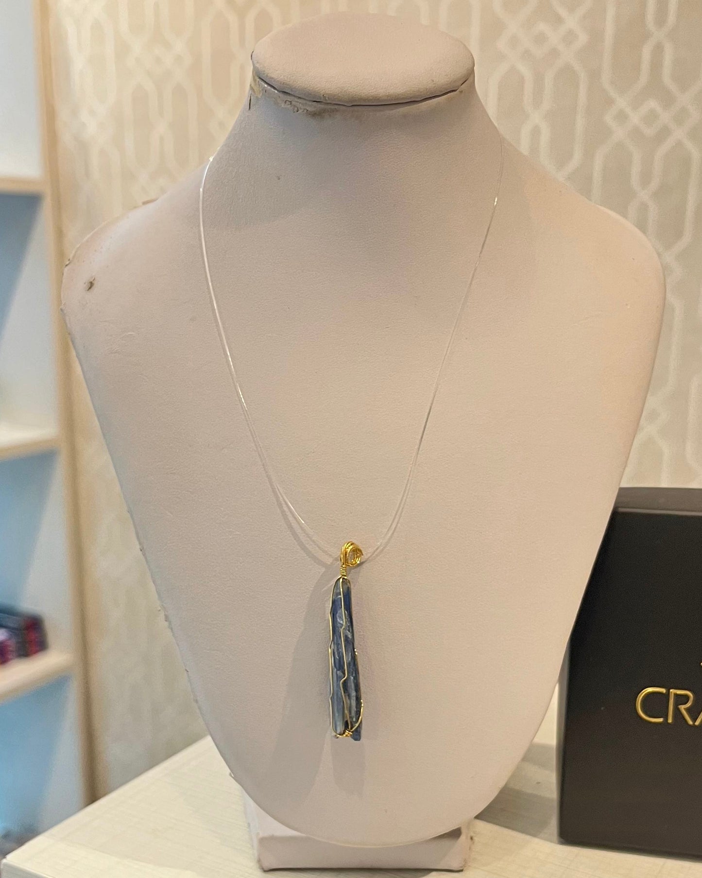 CR Ponto de Luz | Colar Cianita Azul – Espada de São Miguel e Proteção Espiritual (Banho Ouro 18K)