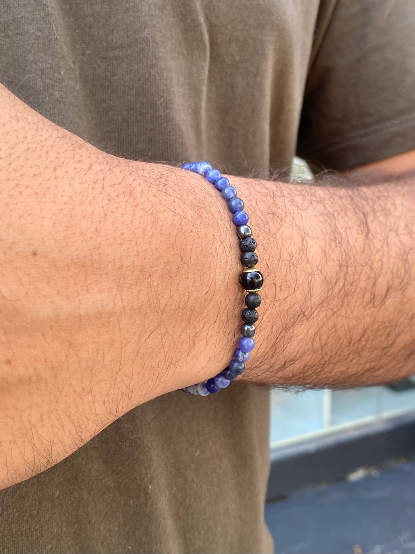 CR Line | Sodalita, Hematita, Lava Vulcânica e Turmalina Negra – Foco, Intuição e Proteção (Banho Ouro 18K)