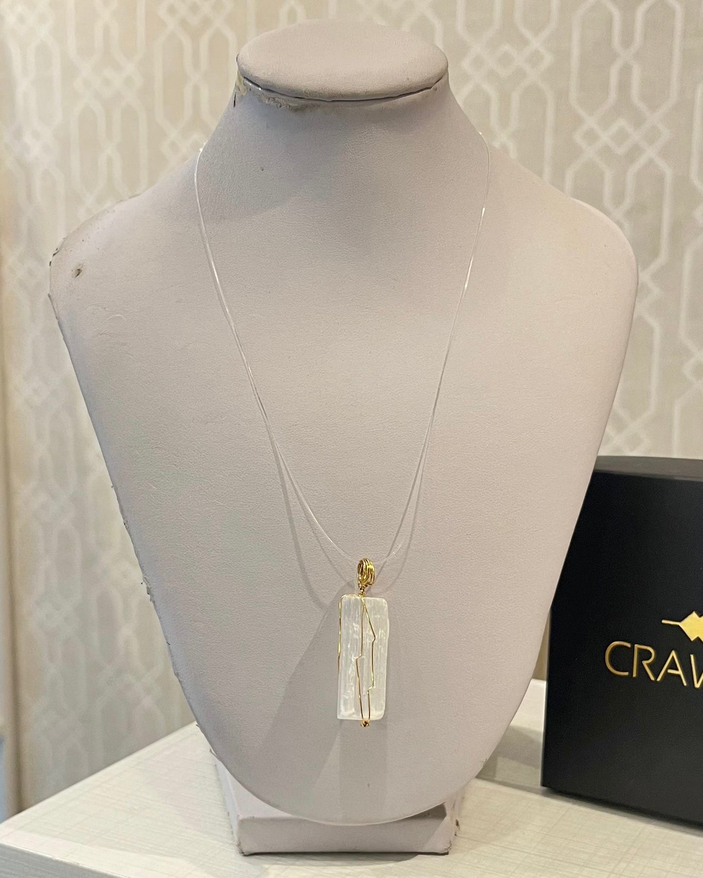 CR Ponto de Luz | Colar Selenita Branca – Limpeza Energética e Purificação (Banho Ouro 18K)