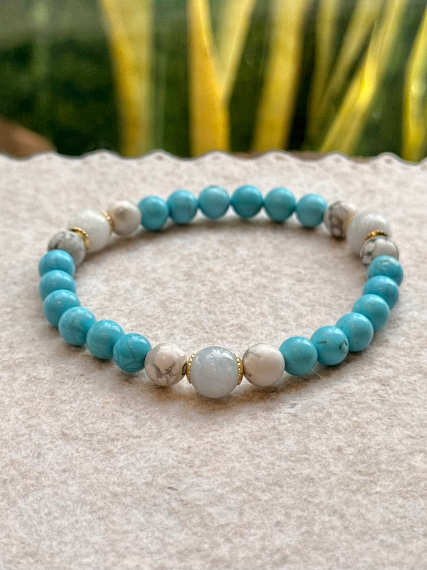 CR Tríade | Turquesa Azul, Howlita e Água Marinha – Boa Sorte, Paz e Equilíbrio Emocional (Banho Ouro 18K)