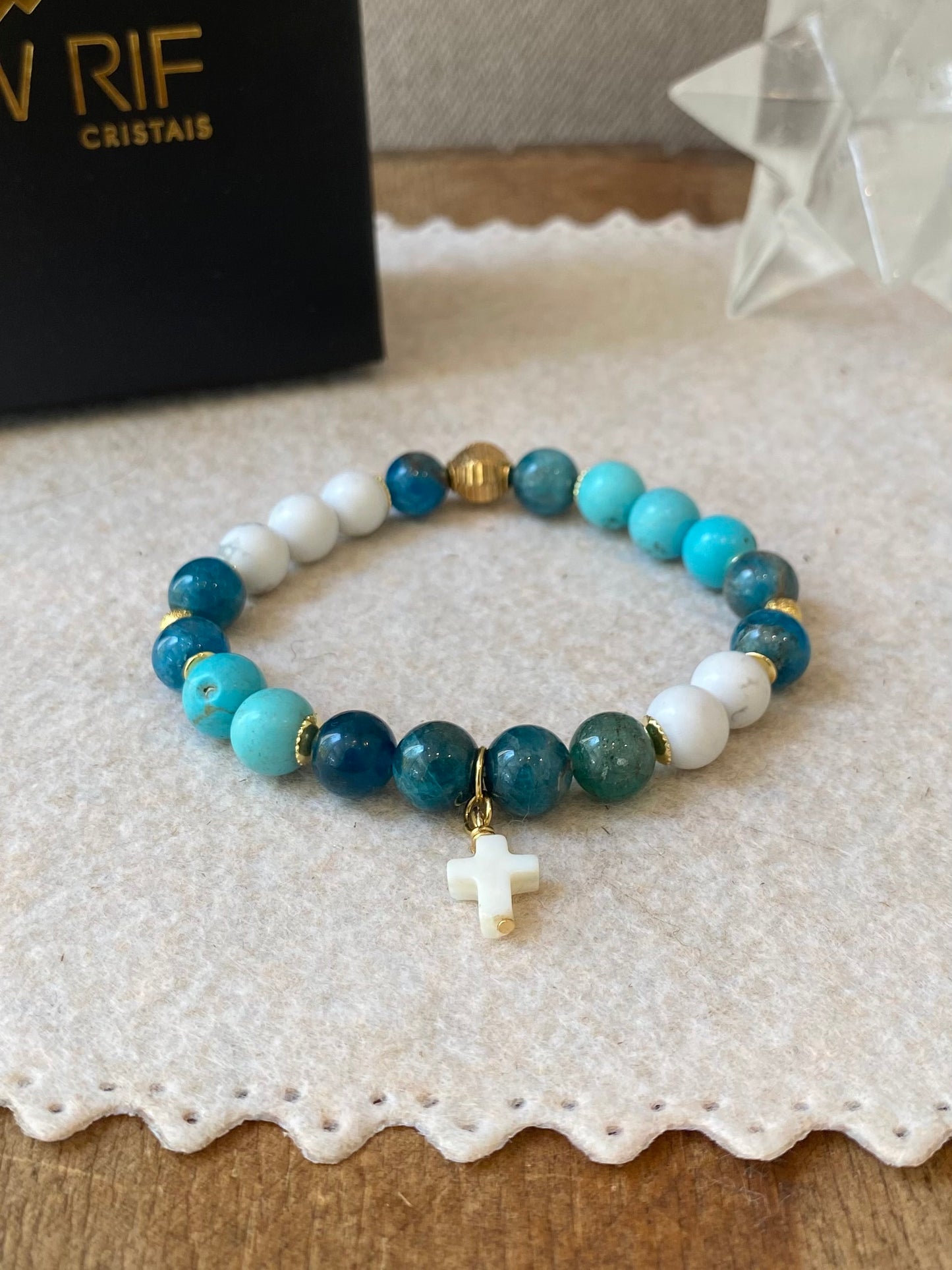 Apatita Azul, Turquesa Azul e Howlita com Cruz de Madrepérola – Intuição, Boa Sorte e Paz (Banho Ouro 18K)