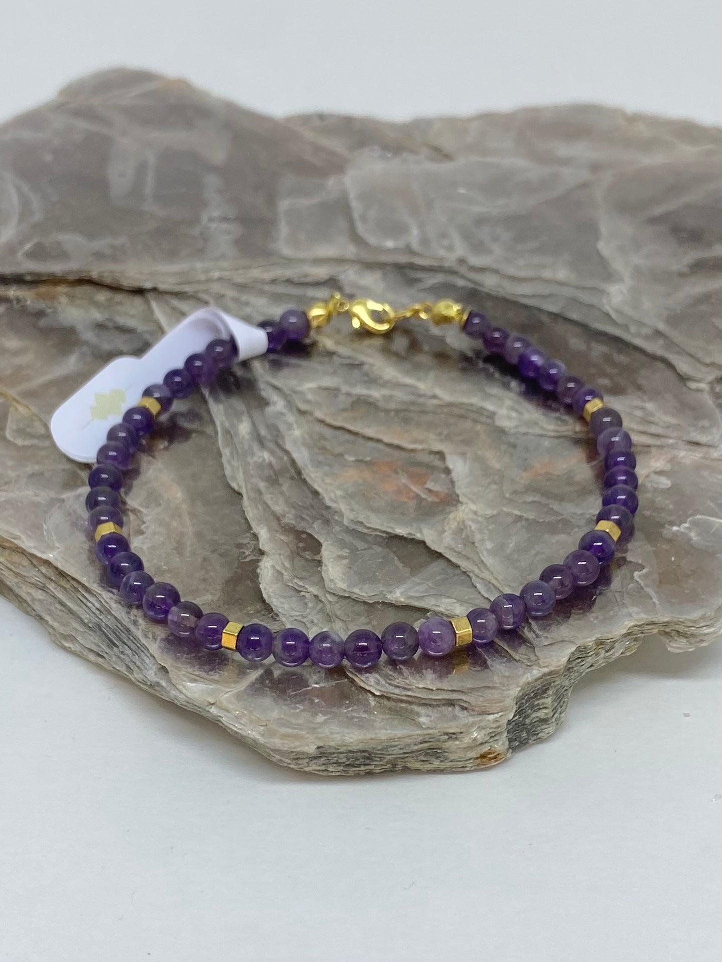 Ametista – Espiritualidade, Harmonia e Proteção (Banho Ouro 18K) #TornozeleiraCR