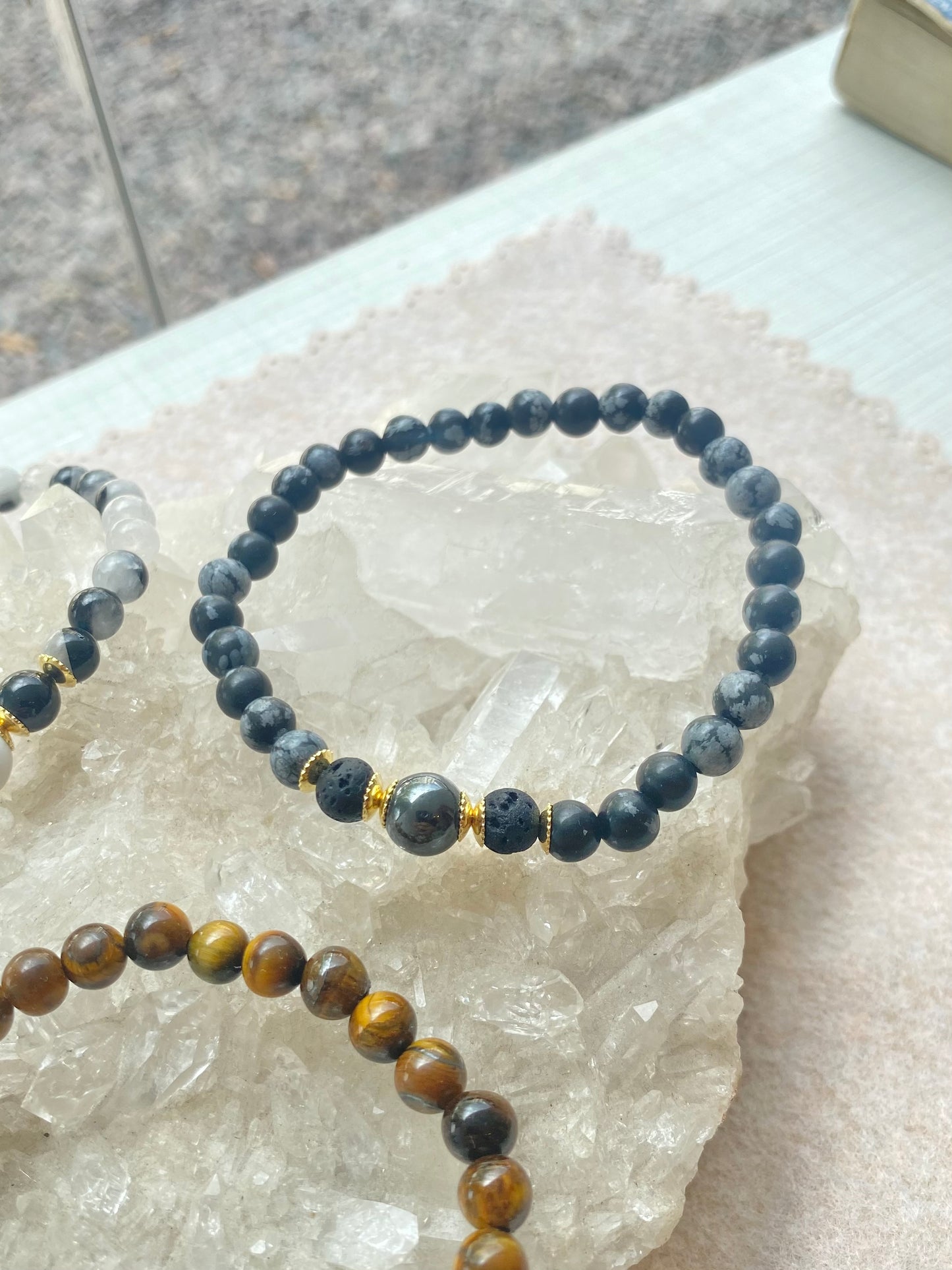 CR Uno | Obsidiana Flocos de Neve, Lava Vulcânica e Hematita – Escudo Energético, Proteção e Coragem (Banho Ouro 18K)