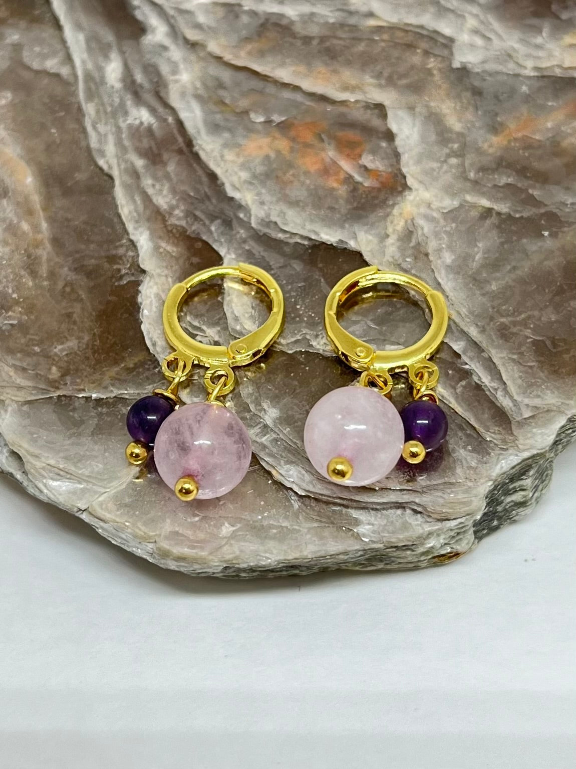 Quartzo Rosa e Ametista – Paz, Amor e Espiritualidade (Banho Ouro 18K) #BrincoDuo