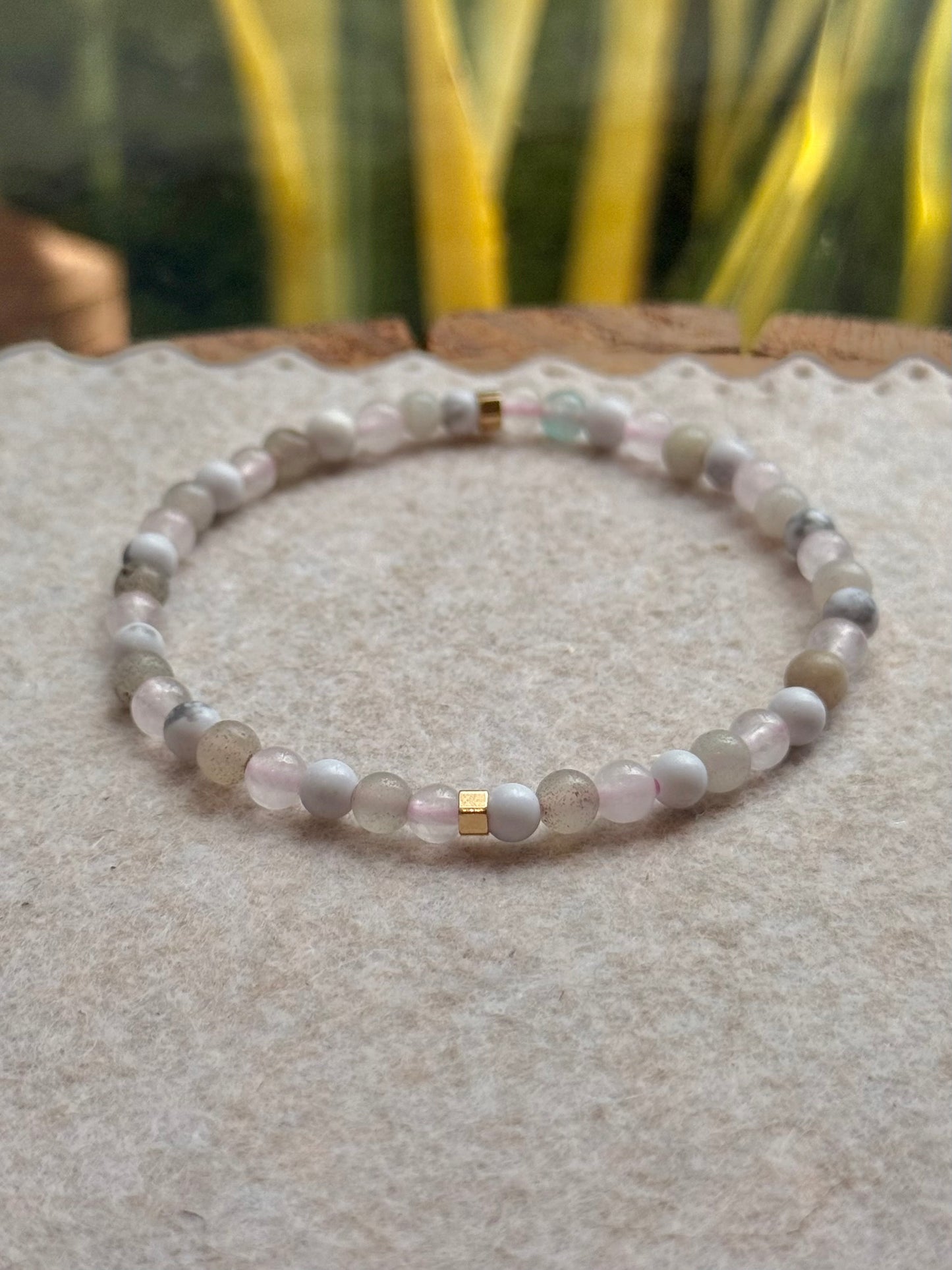 CR Line | Quartzo Rosa, Amazonita e Howlita – Paz, Amor e Calmaria (Banho Ouro 18K)