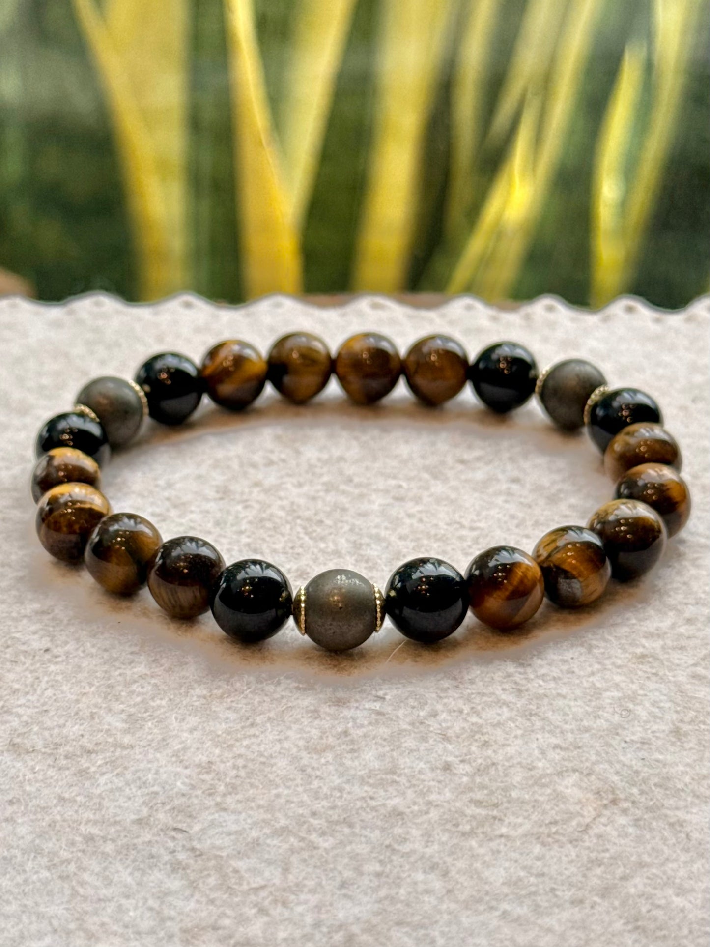 CR Tríade | Olho de Tigre, Turmalina Negra e Pirita – Proteção, Clareza e Prosperidade (Banho Ouro 18K)