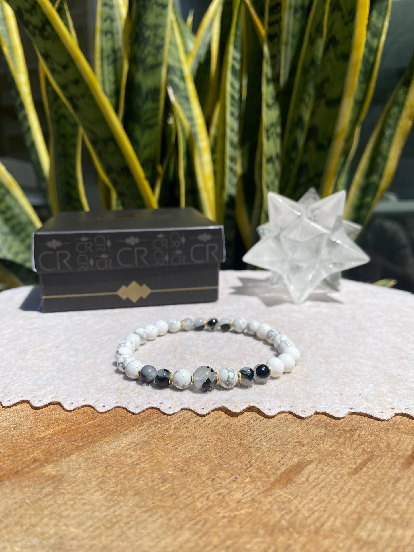 CR Deluxe | Howlita e Quartzo Turmalinado – Paz, Calmaria e Clareza (Banho Ouro 18K)