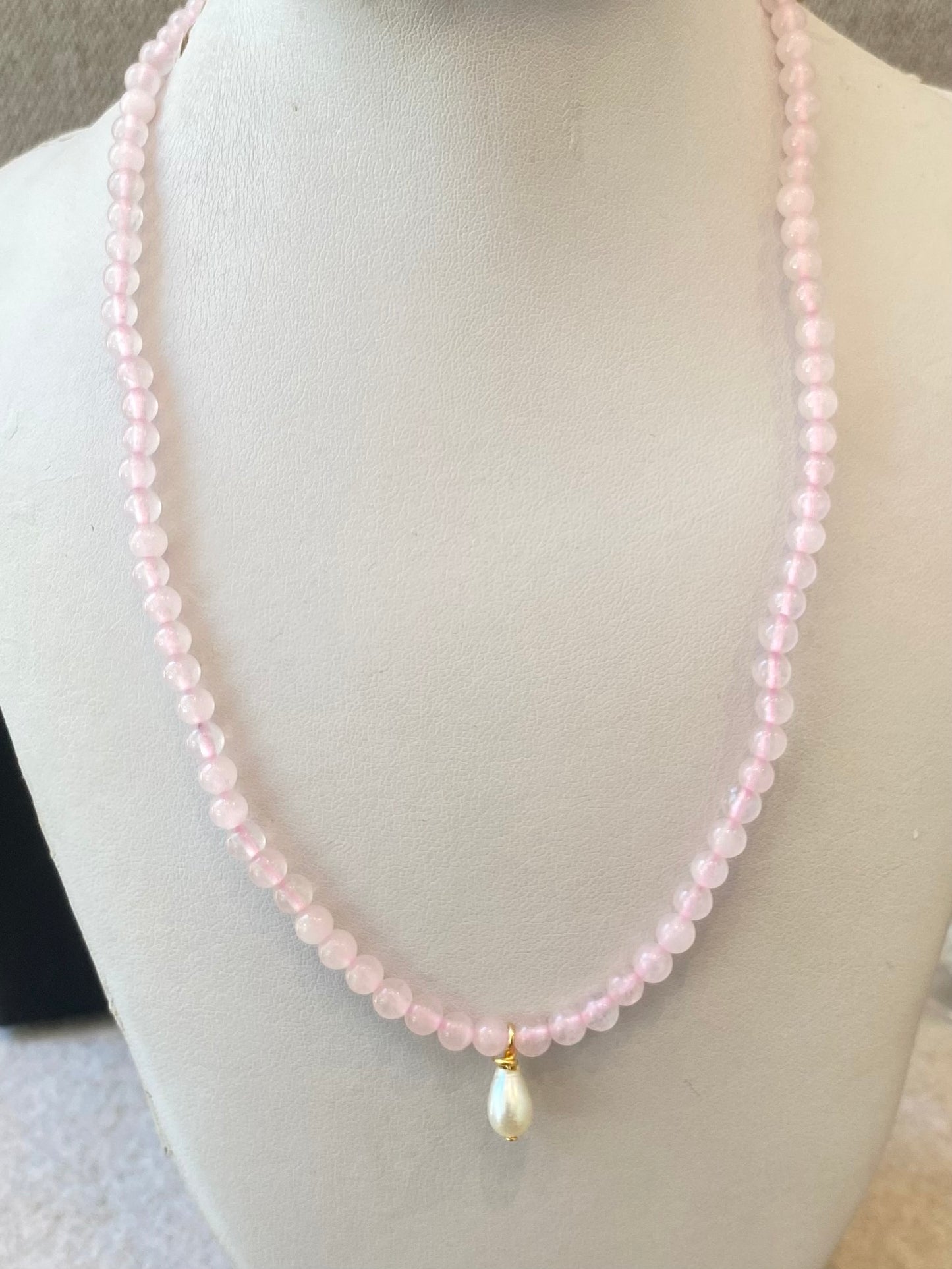 CR Choker | Colar Quartzo Rosa e Pérola – Paz, Amor e Autoestima (Banho Ouro 18K)