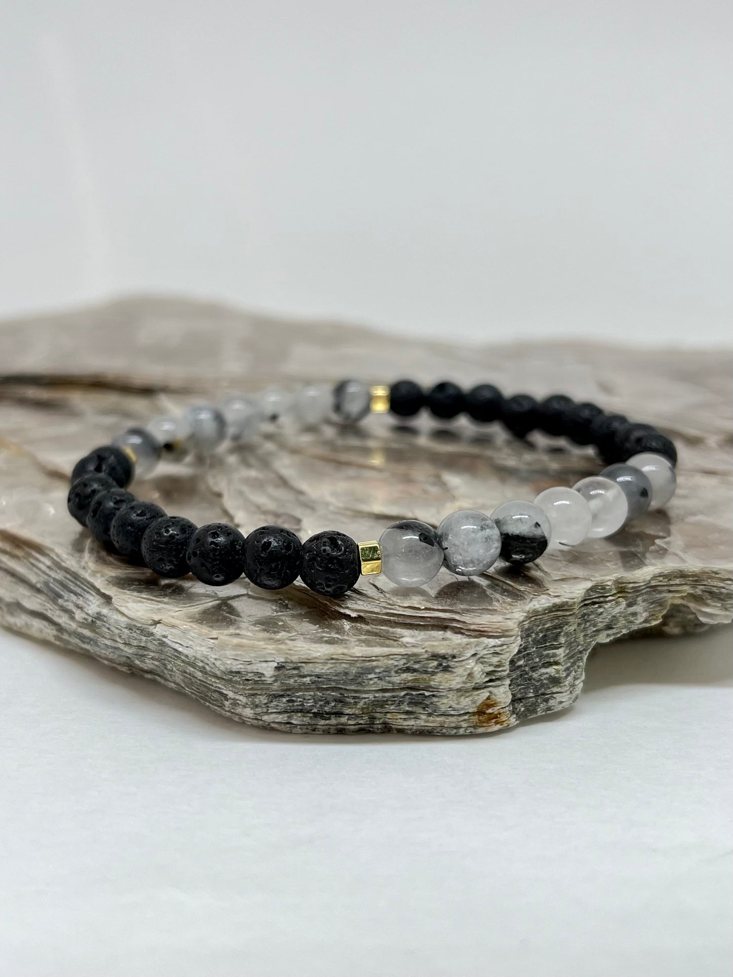 CR Prime | Quartzo Turmalinado e Lava Vulcânica – Clareza, Purificação e Proteção (Banho Ouro 18K)