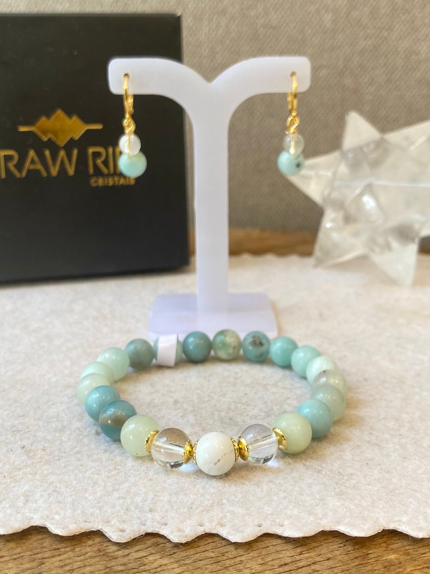 CR Conjunto | Colar, Brinco e Pulseira de Amazonita, Quartzo Cristal e Howlita – Bem-Estar, Purificação e Paz (Banho Ouro 18K)