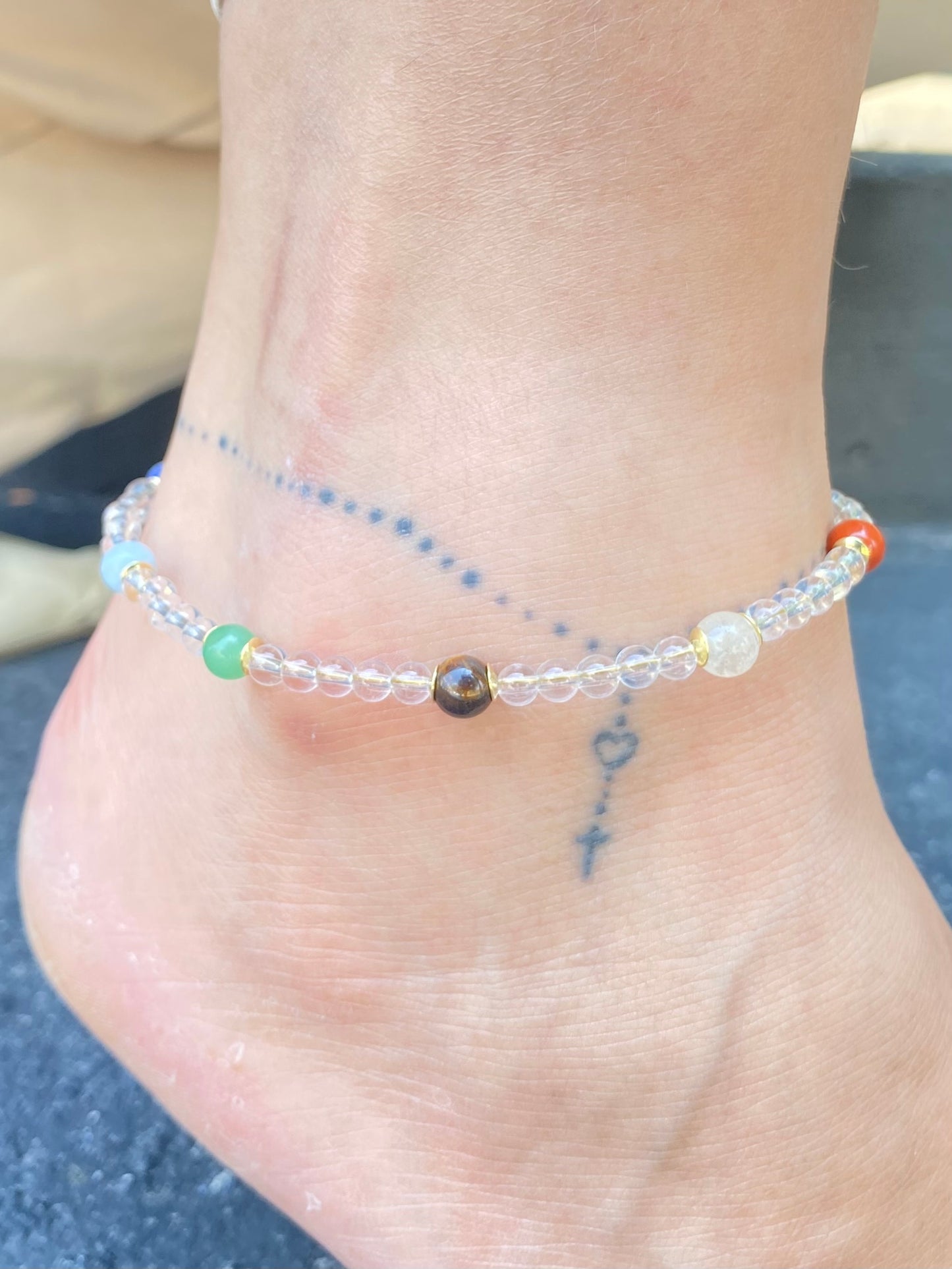 CR Move | Tornozeleira 7 Chakras com Quartzo Cristal – Limpeza Energética e Equilíbrio (Banho Ouro 18K)