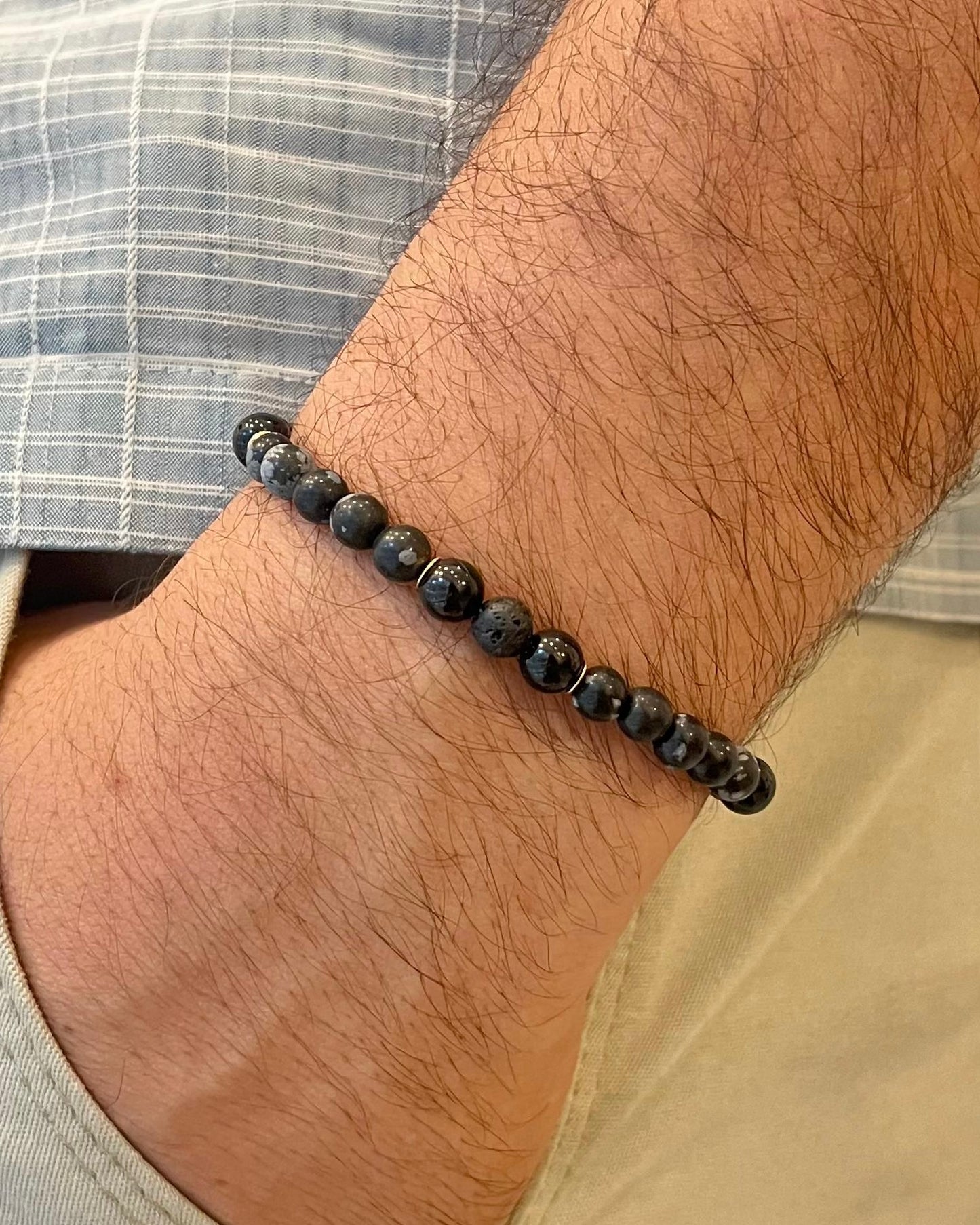 CR Basalt | Obsidiana Flocos de Neve, Turmalina Negra e Lava Vulcânica – Escudo Energético, AntiStress e Vigor (Banho Ouro 18K)