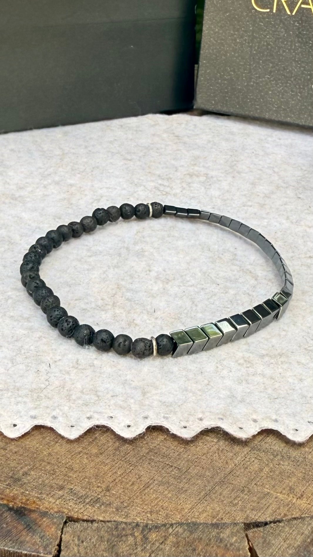 CR Minimalista | Lava Vulcânica e Hematita Flecha – Proteção, Vigor e Fortalecimento Pessoal (Prata 950)