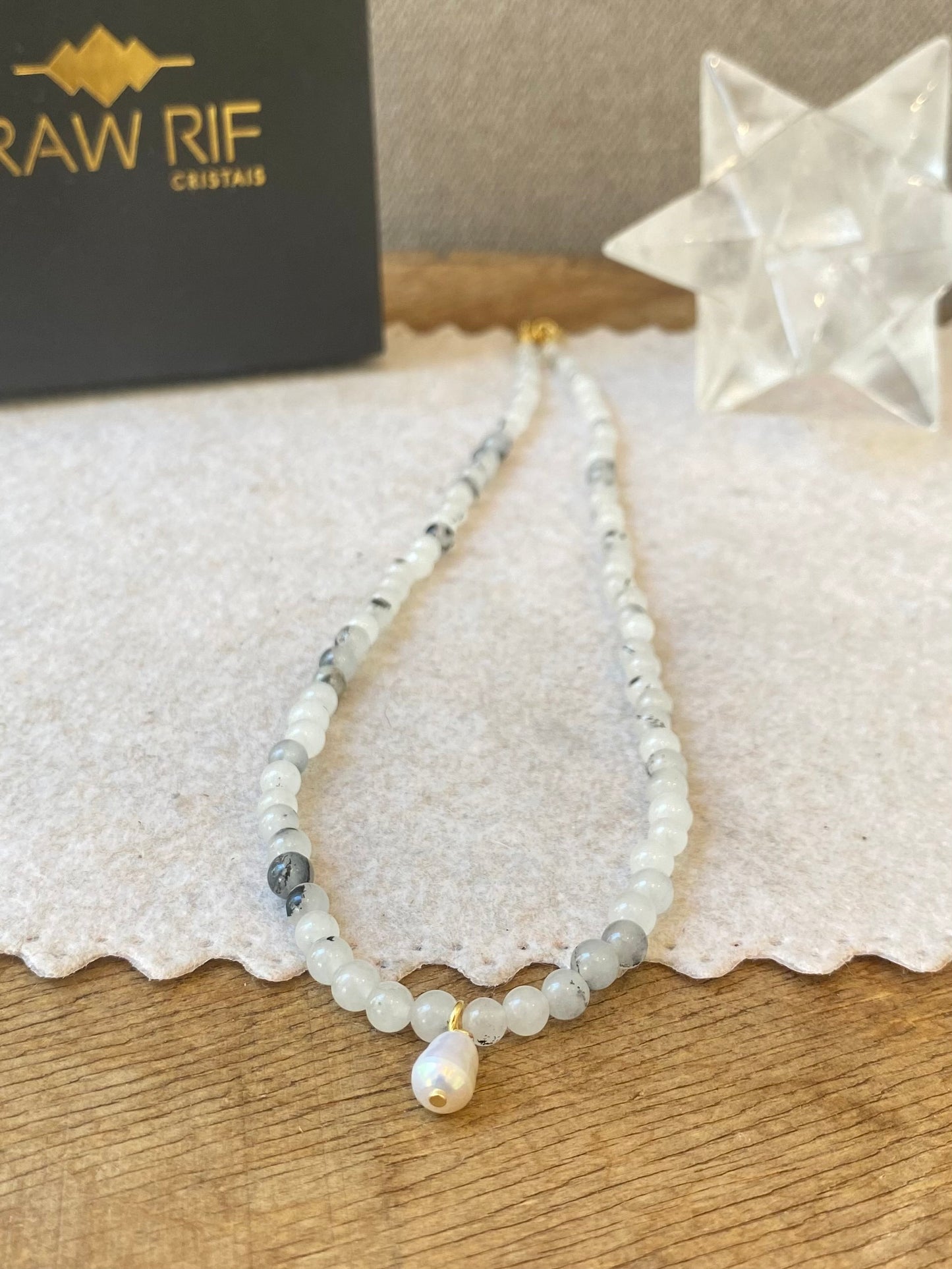 CR Choker | Colar Quartzo Turmalinado e Pérola – Limpeza Energética, Clareza e Proteção (Banho Ouro 18K)