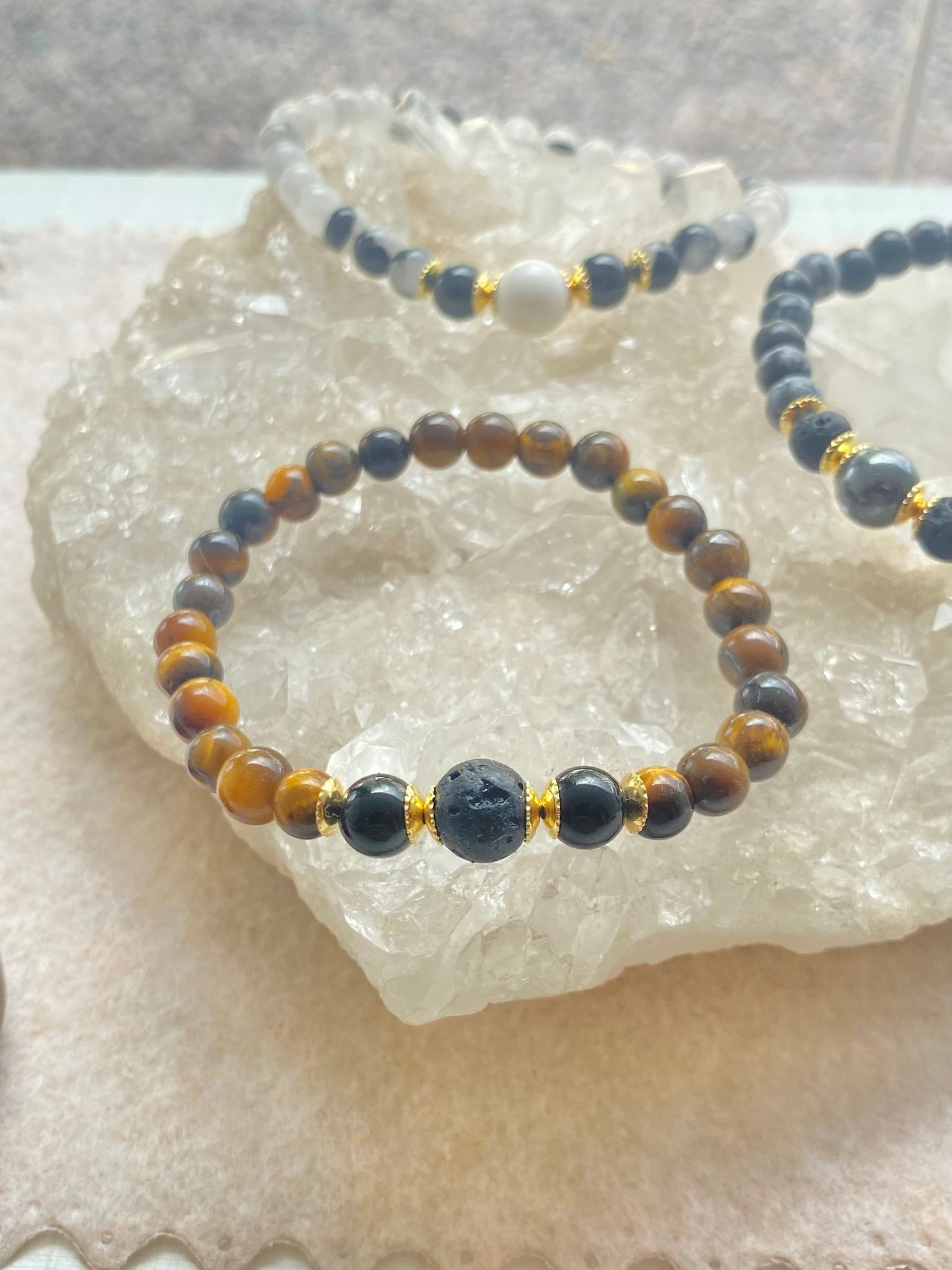 Olho de Tigre, Turmalina Negra e Lava Vulcânica – Proteção, Força e Vigor (Banho Ouro 18K) #UnoCR