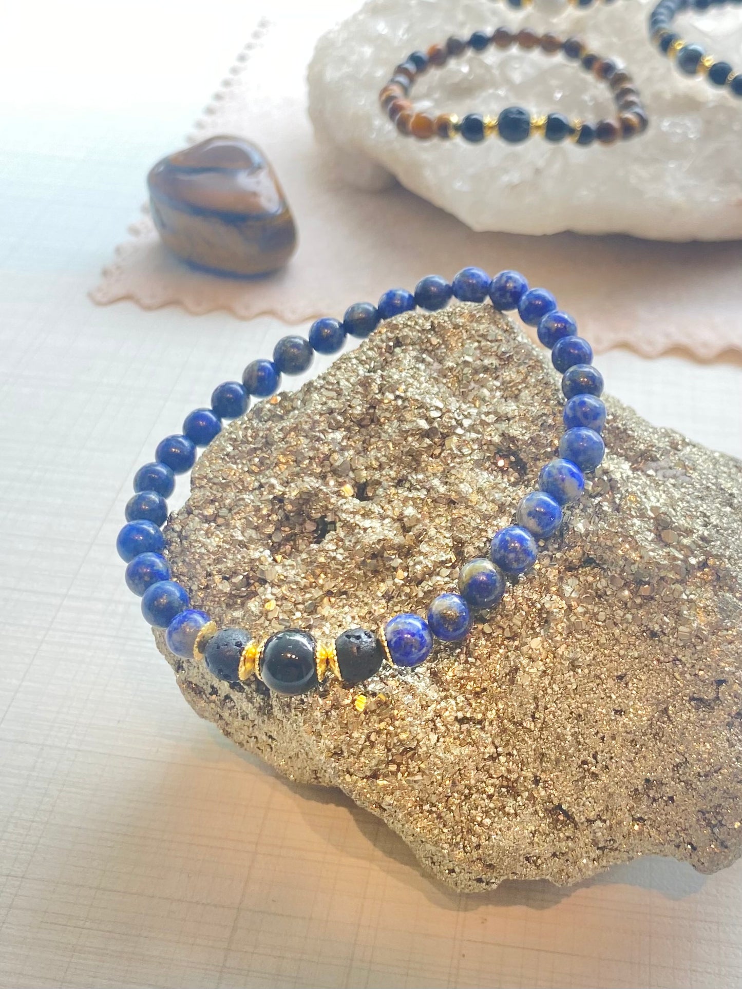 CR Uno | Lápis-Lazúli, Lava Vulcânica e Turmalina Negra – Espiritualidade, Sabedoria e Proteção (Banho Ouro 18K)