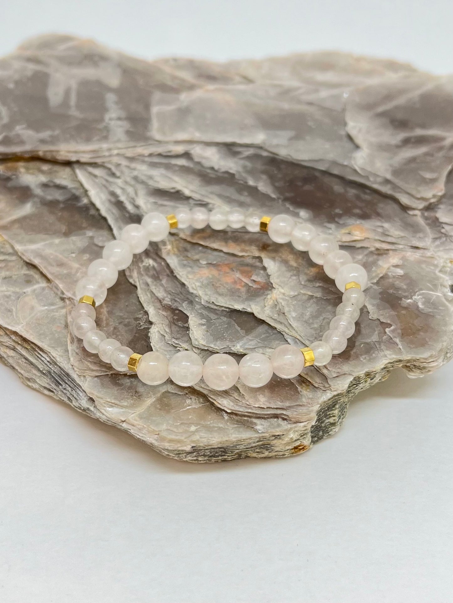 CR Prime Slim | Quartzo Rosa – Paz, Amor e Autoesimta (Banho Ouro 18K)