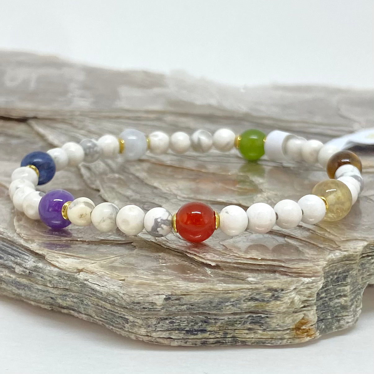 CR Minimalista | 7 Chakras e Howlita – Equilíbrio entre Mente, Corpo e Alma (Banho Ouro 18K)