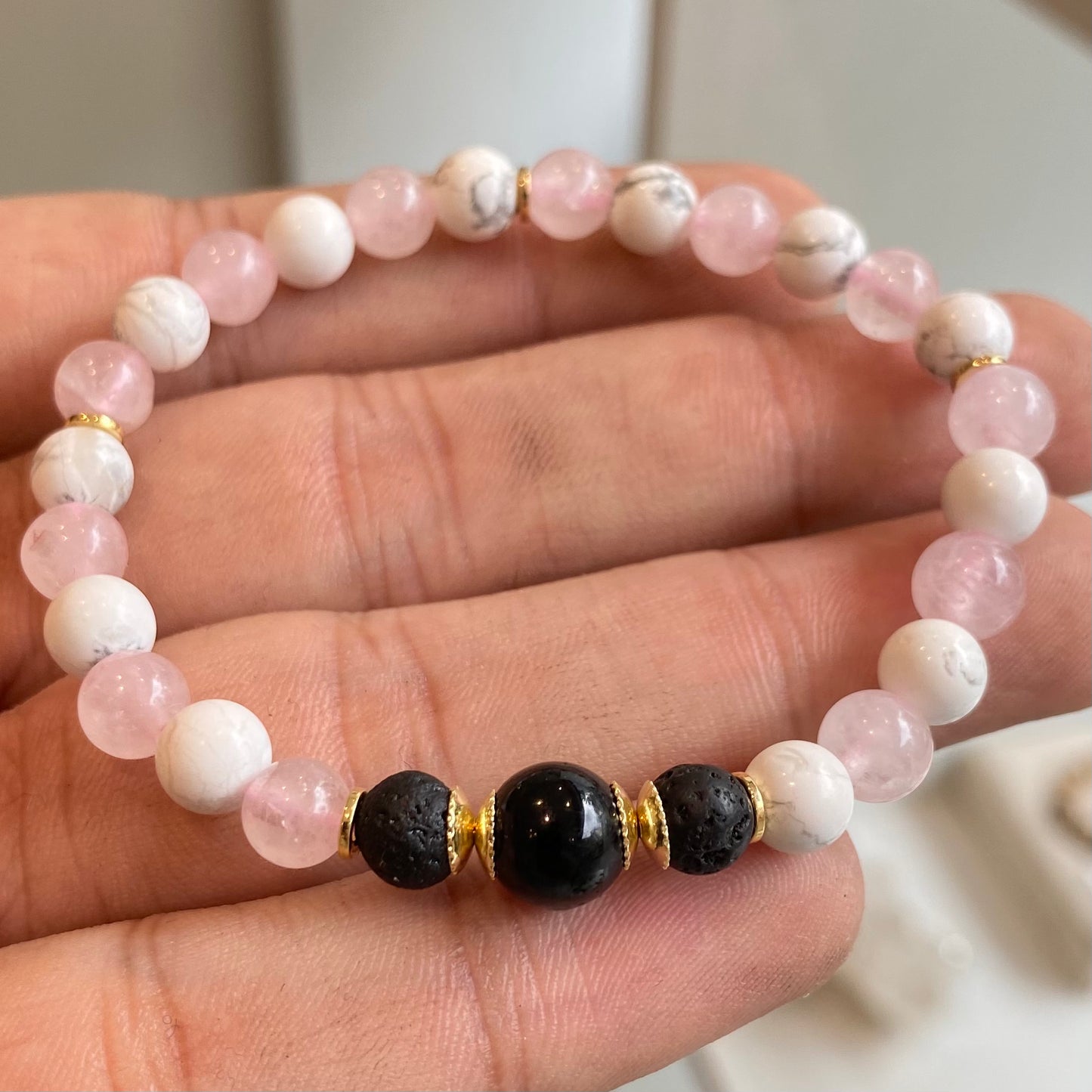 Quartzo Rosa, Howlita, Vulcânica e Turmalina Negra – Paz, Amor e Proteção (Banho Ouro 18K) #CasalCR