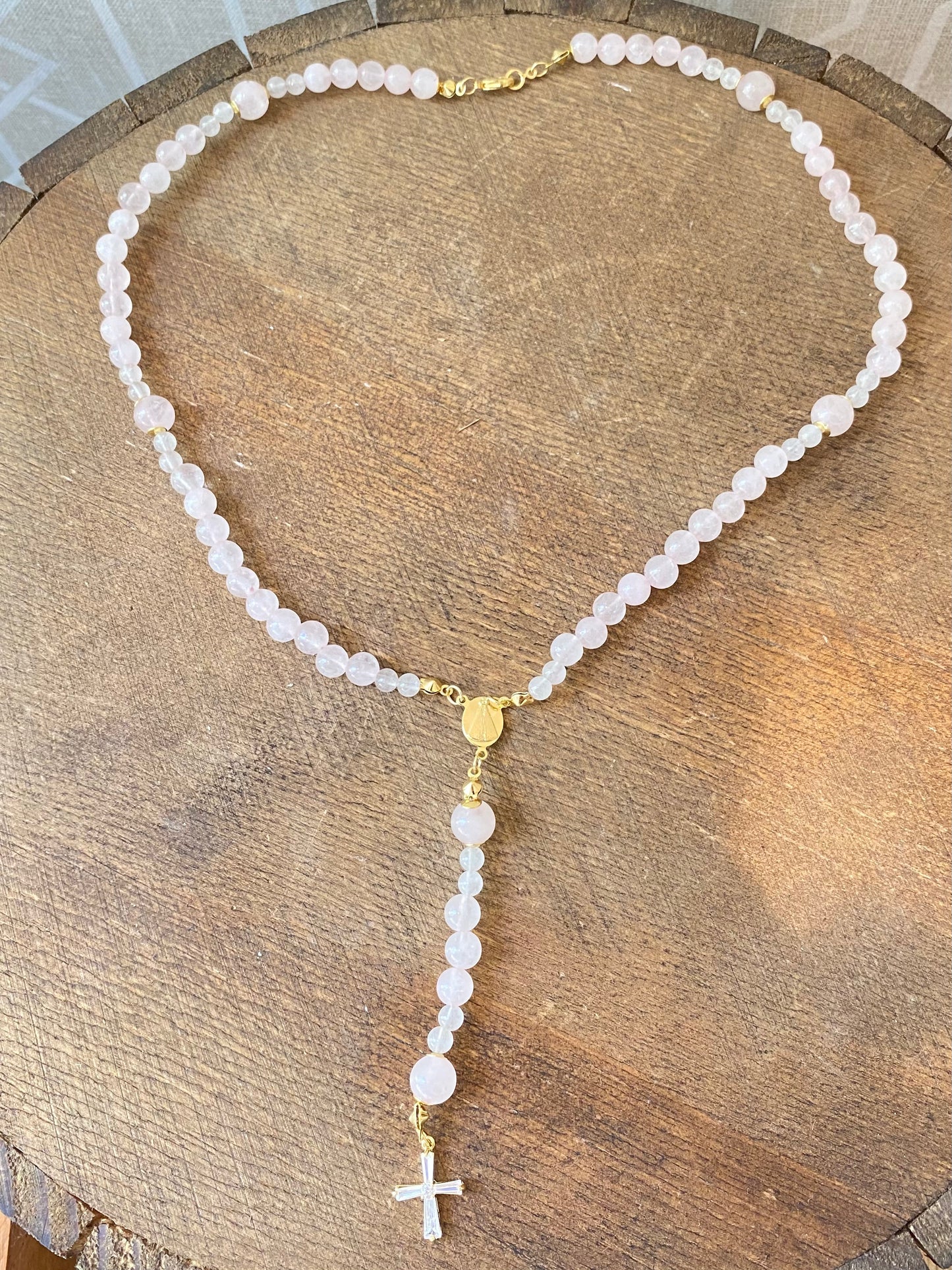 CR Terço | Quartzo Rosa – Paz, Amor e Autoestima (Banho Ouro 18K)