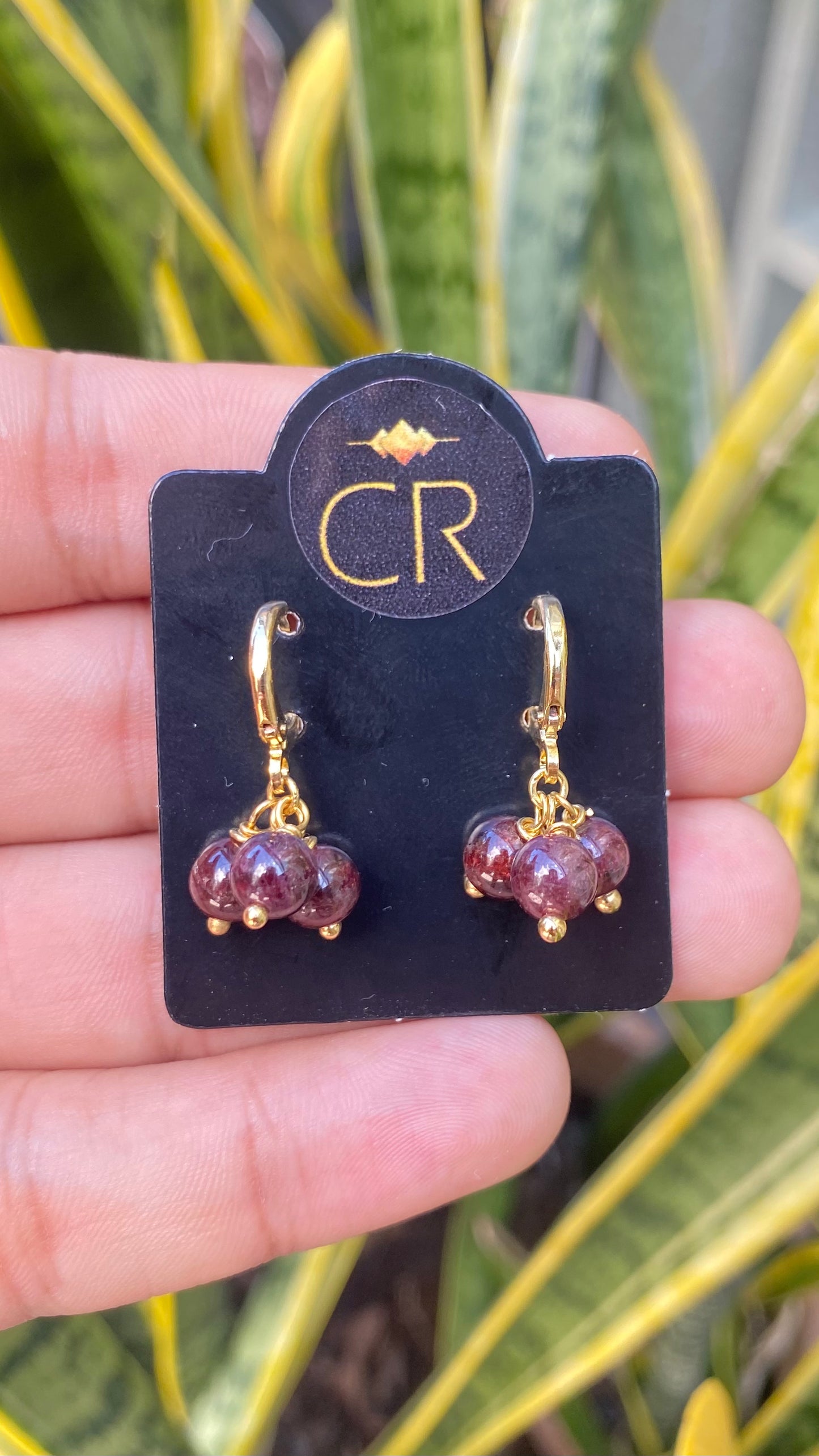 Brinco Uva | Pedra Granada – Prosperidade, Determinação e Realização (Banho Ouro 18K)