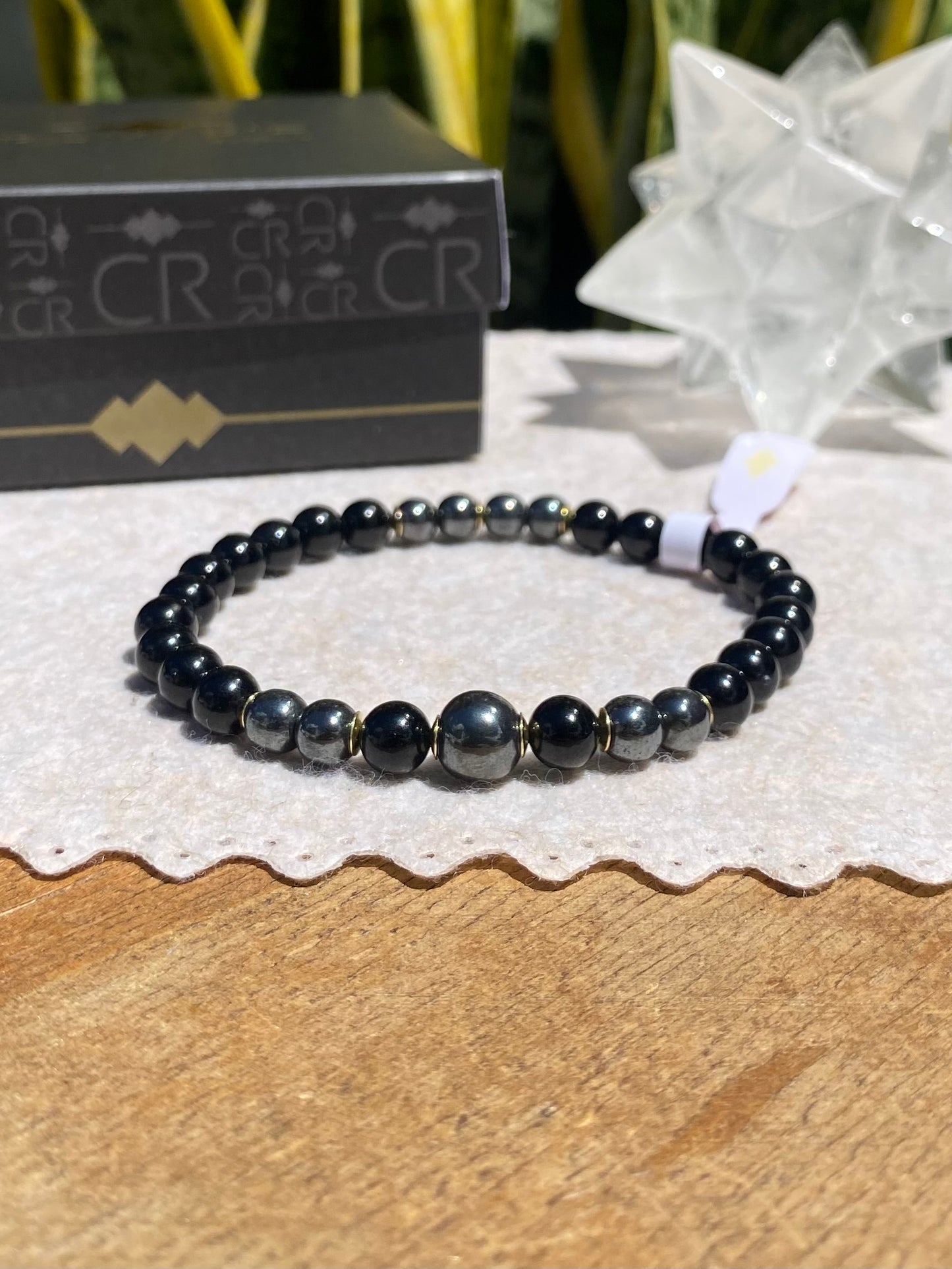 CR Deluxe | Turmalina Negra e Hematita – Proteção, Coragem e Força Pessoal (Banho Ouro 18K)