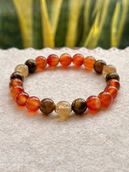 CR Tríade | Cornalina, Olho de Tigre e Quartzo Rutilado – Vitalidade, Proteção e Prosperidade (Banho Ouro 18K)