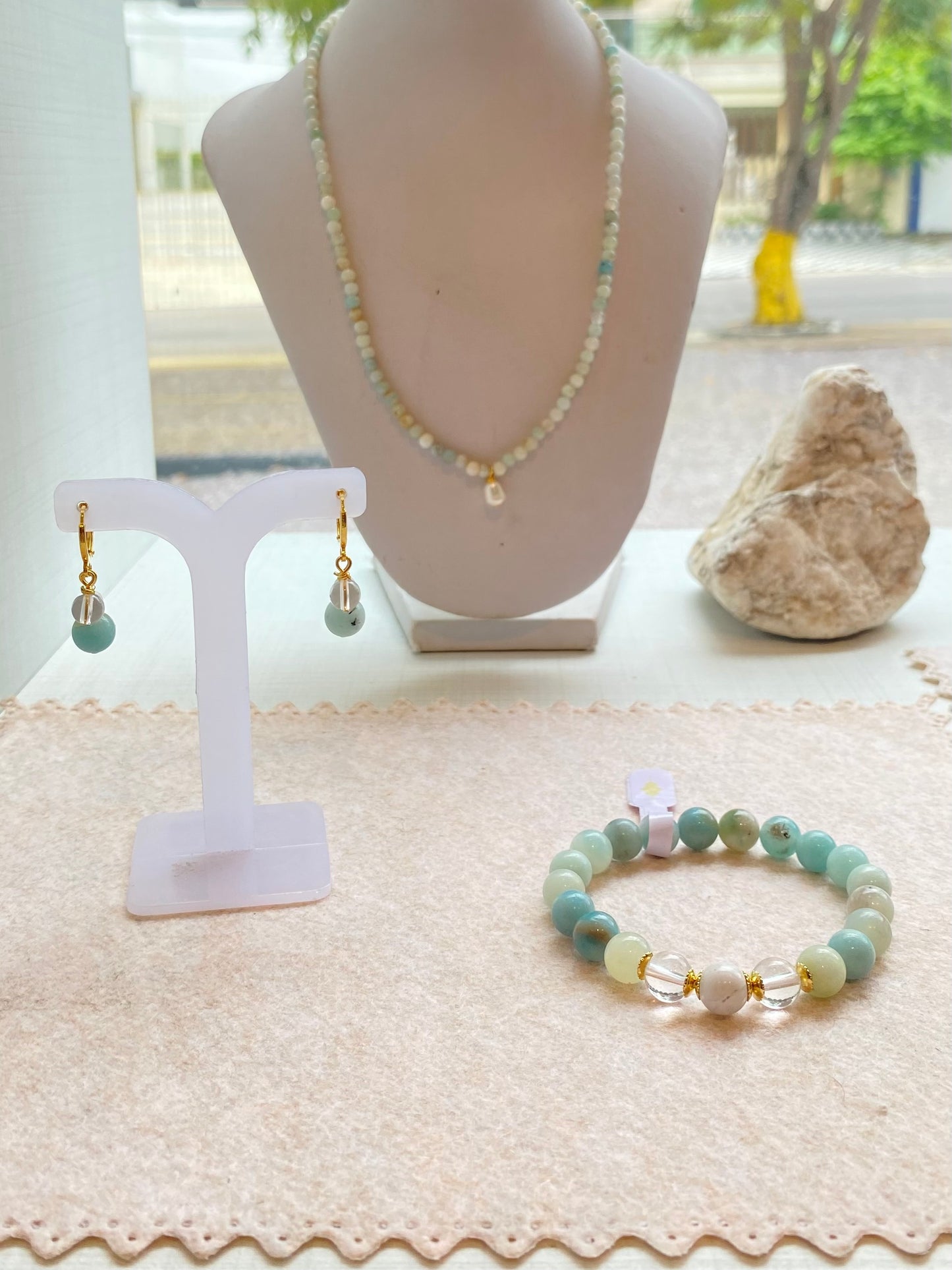 CR Conjunto | Colar, Brinco e Pulseira de Amazonita, Quartzo Cristal e Howlita – Bem-Estar, Purificação e Paz (Banho Ouro 18K)