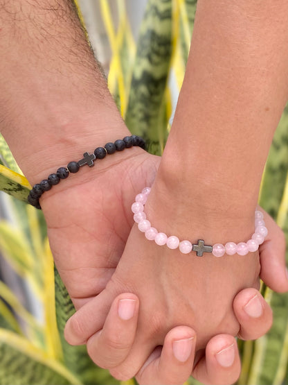 CR Casal | Par Quartzo Rosa e Lava Vulcânica com Cruz de Hematita – Paz, Amor e Proteção (Banho Ouro 18K)