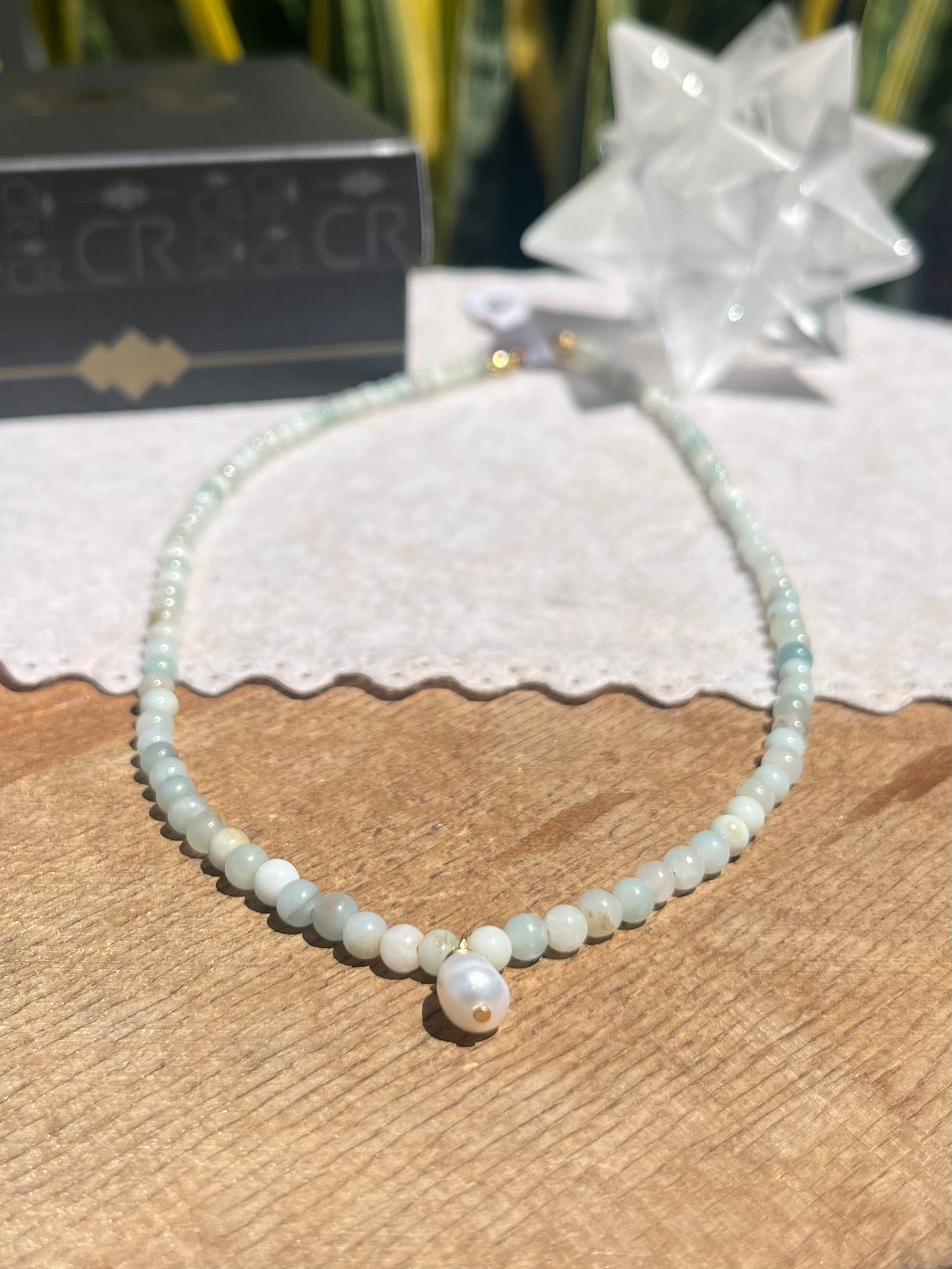 CR Choker | Colar Amazonita e Pérola – Calmaria, Bem-estar e Comunicação Leve (Banho Ouro 18K)