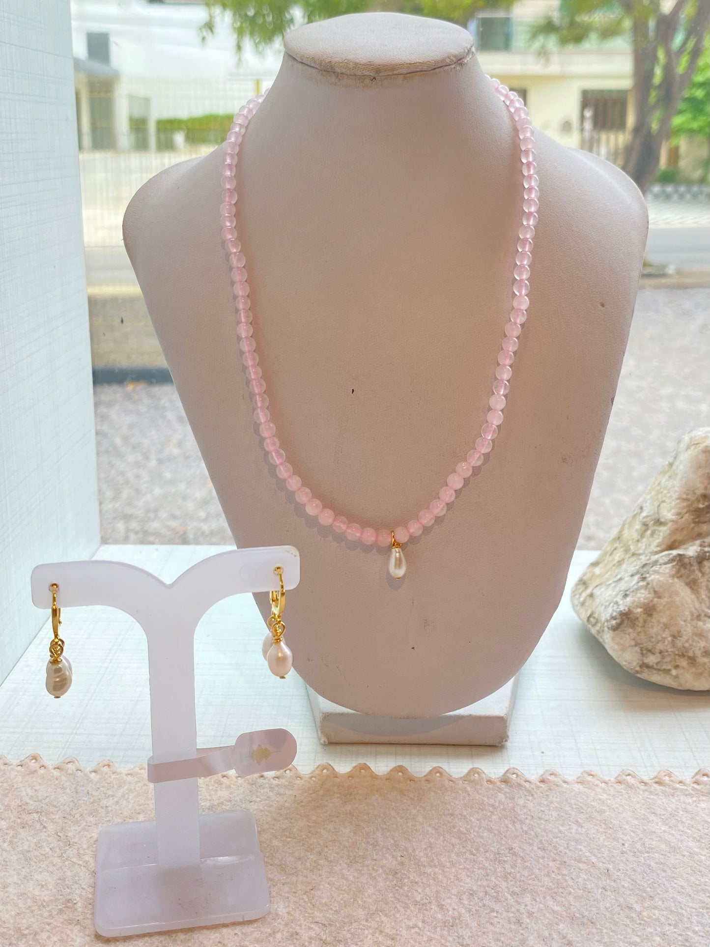 CR Conjunto | Colar e Brinco Quartzo Rosa e Pérola – Paz, Amor e Autoestima (Banho Ouro 18K)