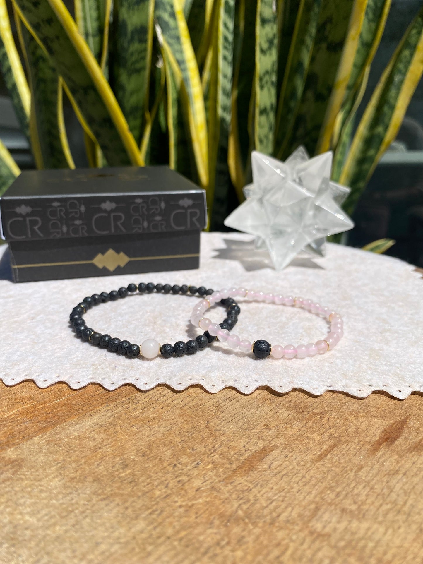 CR Casal | Par Quartzo Rosa e Lava Vulcânica – Paz, Amor e Proteção (Banho Ouro 18K)