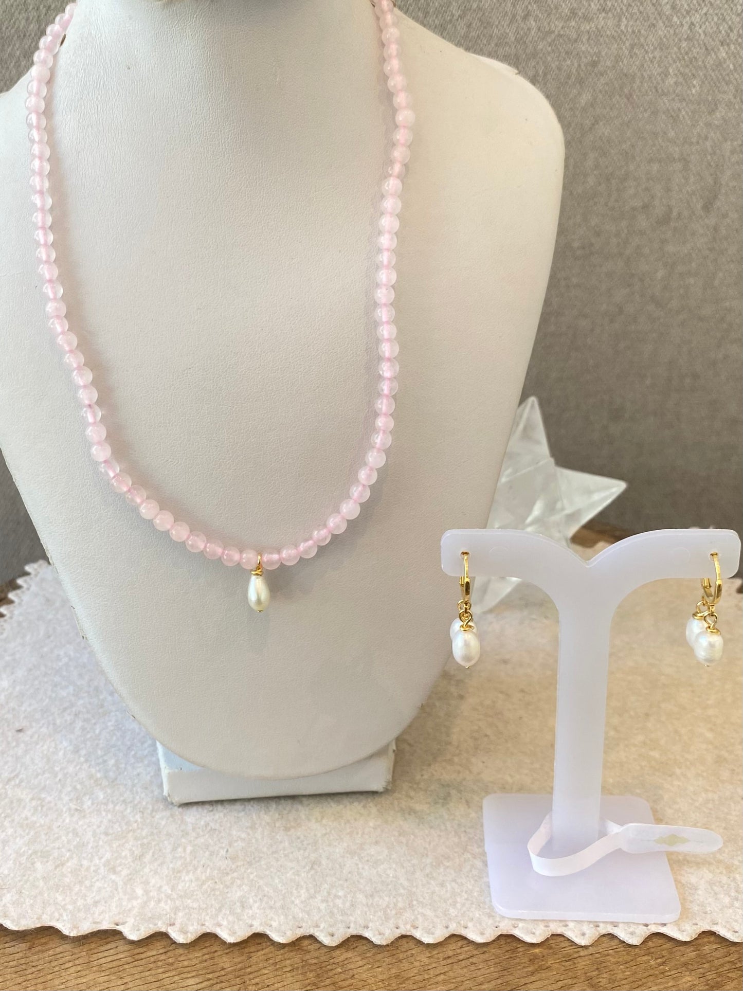 CR Conjunto | Colar e Brinco Quartzo Rosa e Pérola – Paz, Amor e Autoestima (Banho Ouro 18K)