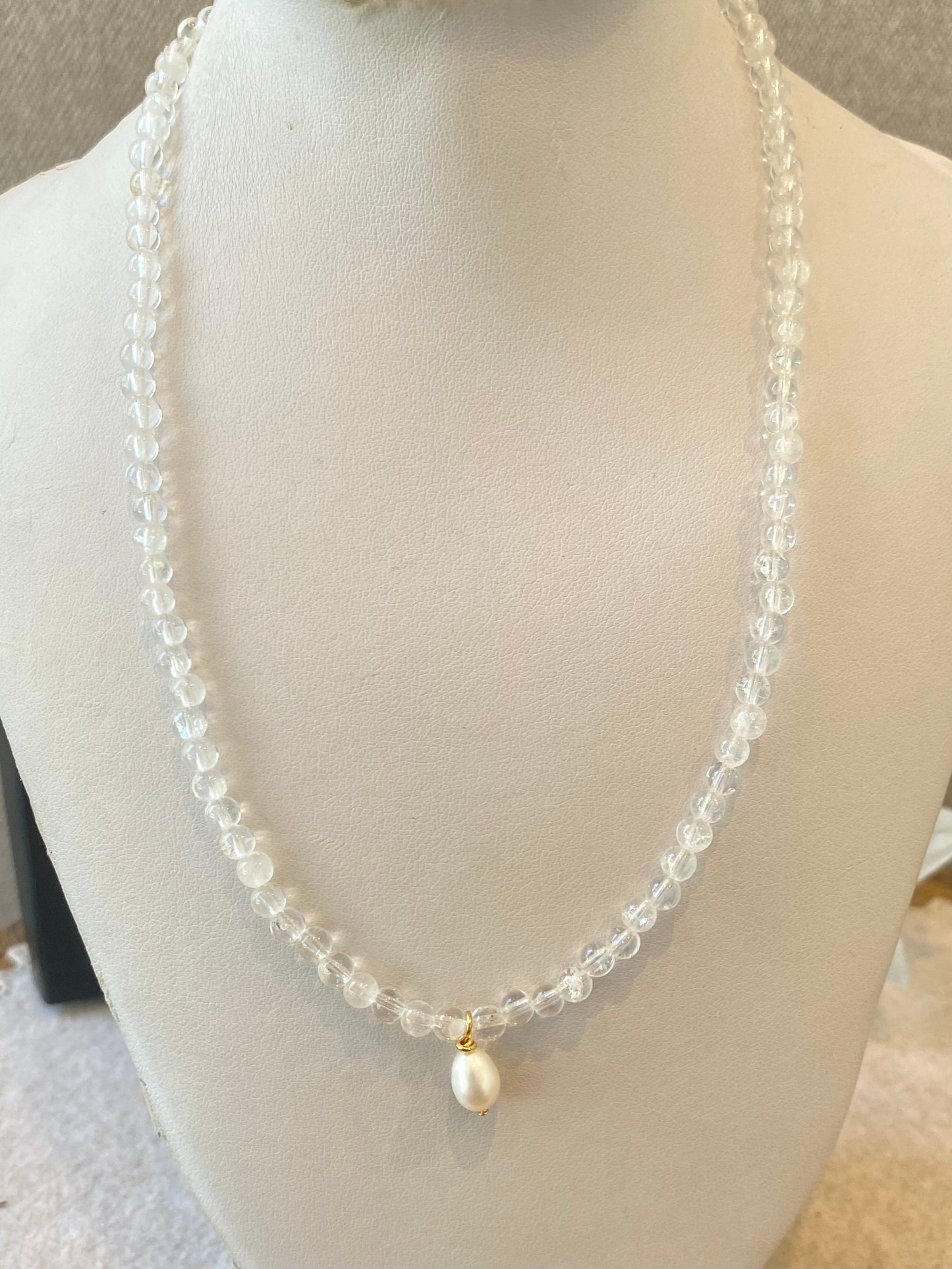 CR Choker | Colar Quartzo Cristal e Pérola – Clareza Mental, Purificação e Limpeza (Banho Ouro 18K)