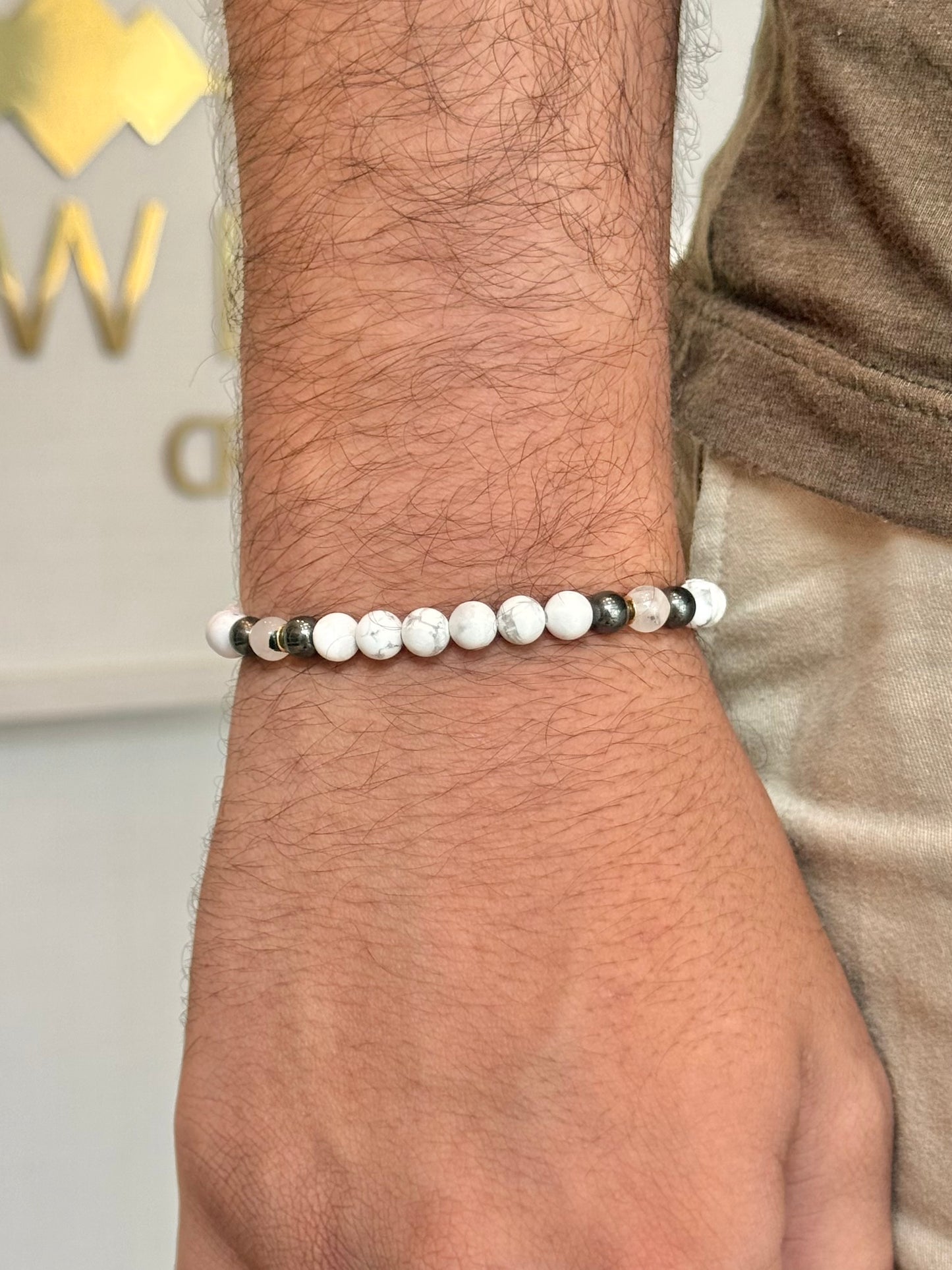 CR Tríade | Howlita, Quartzo Turmalinado e Hematita – Paz, Clareza e Proteção (Banho Ouro 18K)