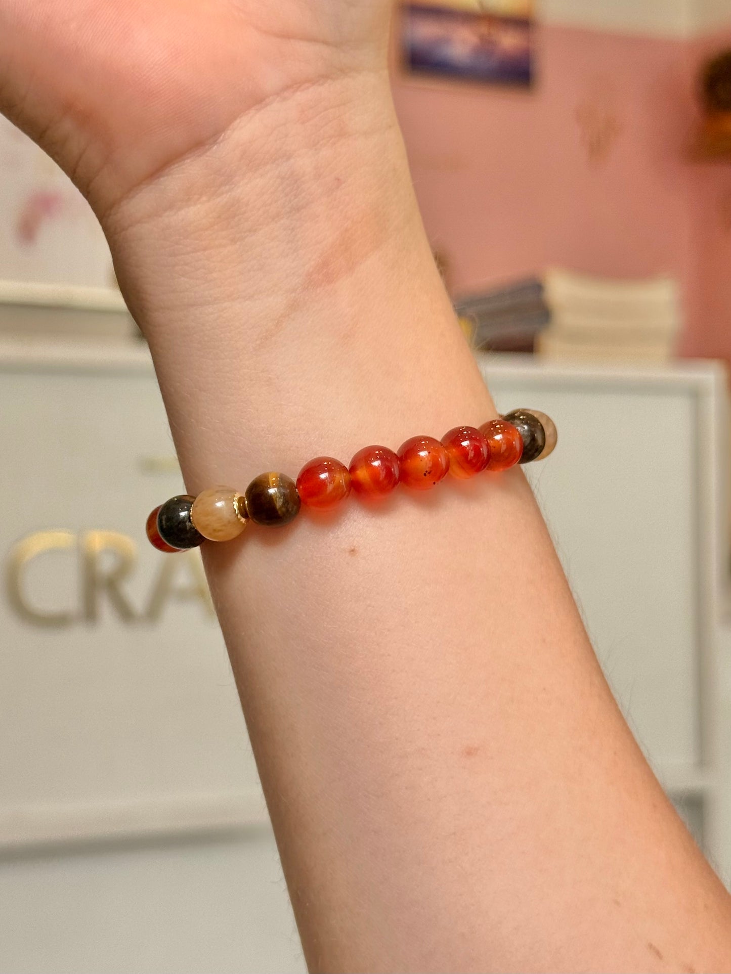 CR Tríade | Cornalina, Olho de Tigre e Quartzo Rutilado – Vitalidade, Proteção e Prosperidade (Banho Ouro 18K)