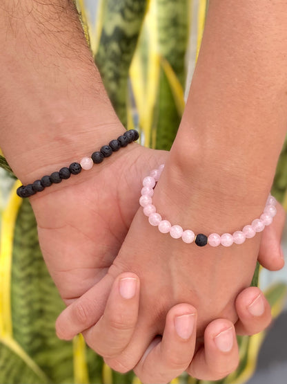 CR Casal | Par Quartzo Rosa e Lava Vulcânica com Cruz de Hematita – Paz, Amor e Proteção (Banho Ouro 18K)