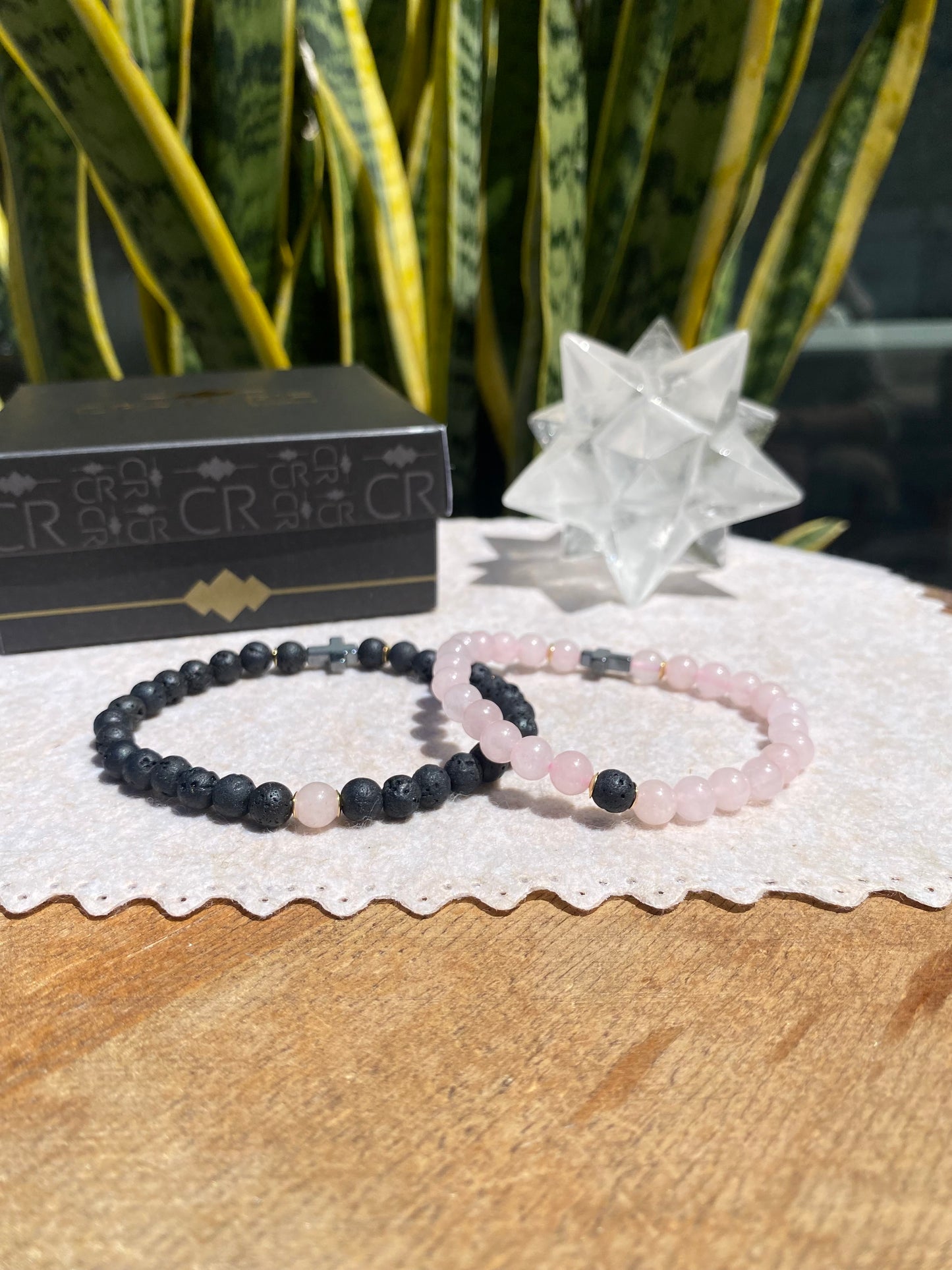 CR Casal | Par Quartzo Rosa e Lava Vulcânica com Cruz de Hematita – Paz, Amor e Proteção (Banho Ouro 18K)