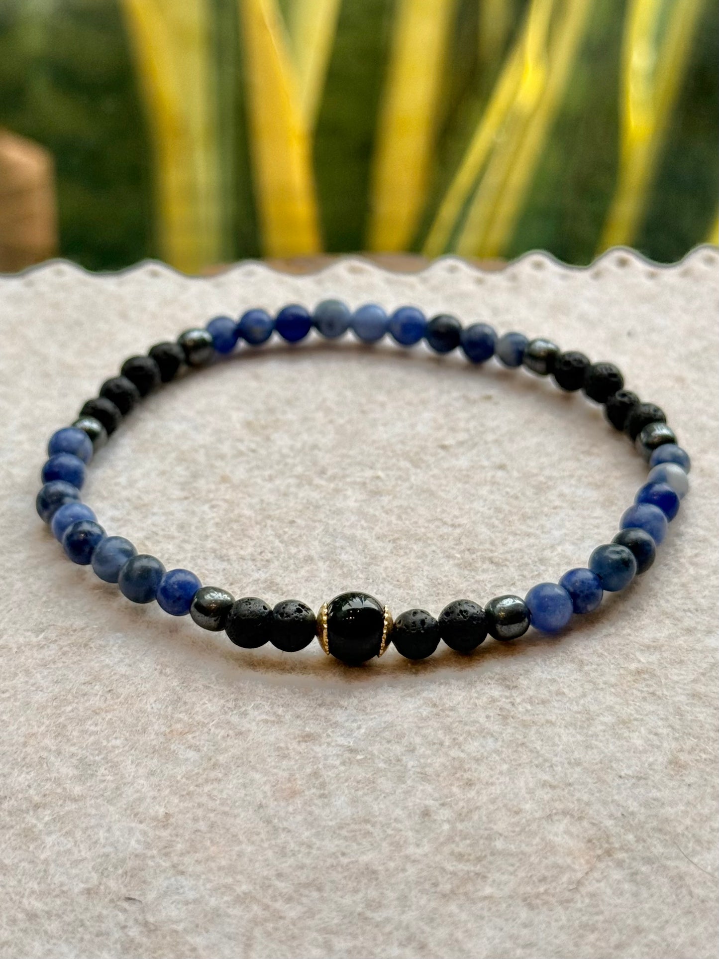 CR Line | Sodalita, Hematita, Lava Vulcânica e Turmalina Negra – Foco, Intuição e Proteção (Banho Ouro 18K)