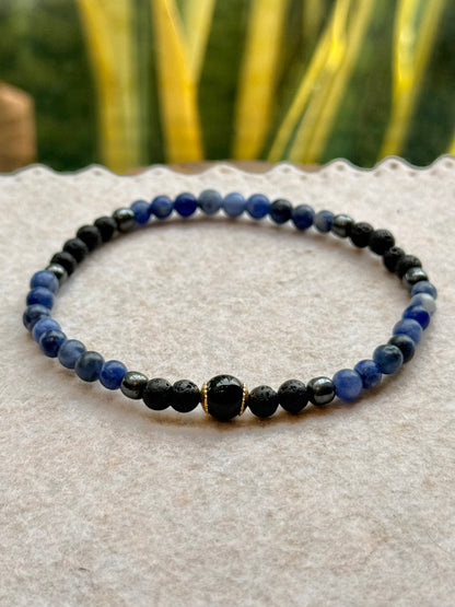 CR Line | Sodalita, Hematita, Lava Vulcânica e Turmalina Negra – Foco, Intuição e Proteção (Banho Ouro 18K)