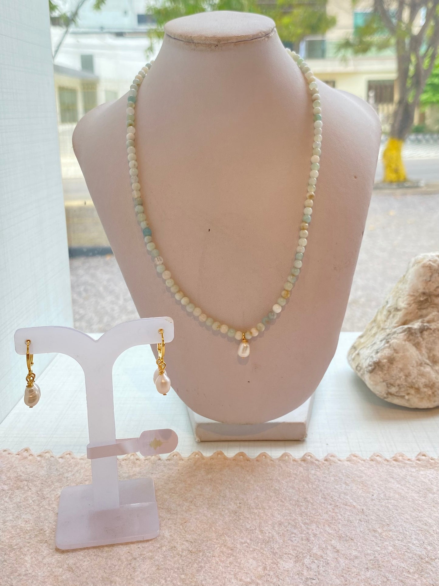 CR Conjunto | Colar e Brinco Amazonita e Pérola – Calmaria, Bem-estar e Comunicação Levem (Banho Ouro 18K)
