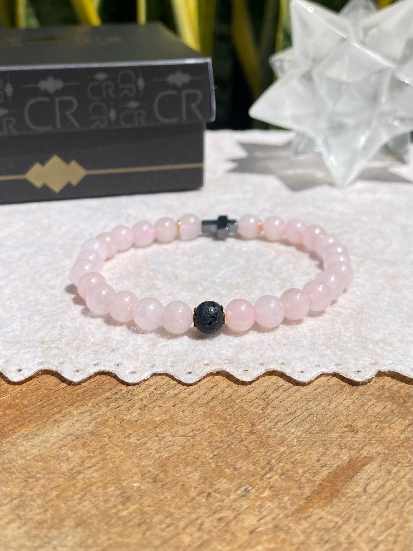 CR Casal | Par Quartzo Rosa e Lava Vulcânica com Cruz de Hematita – Paz, Amor e Proteção (Banho Ouro 18K)