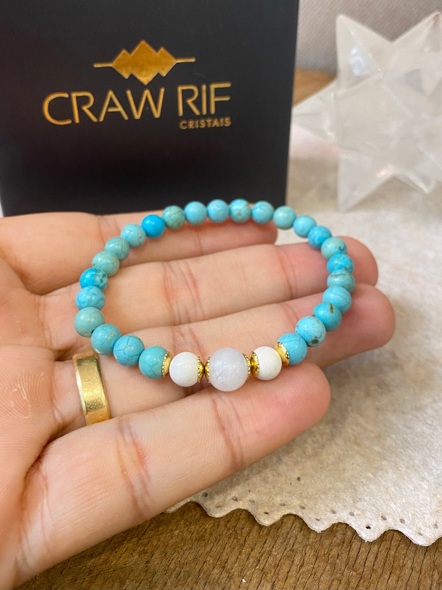 Turquesa Azul, Água Marinha e Howlita – Boa Sorte, Paz e Equilíbrio Emocional (Banho Ouro 18K)