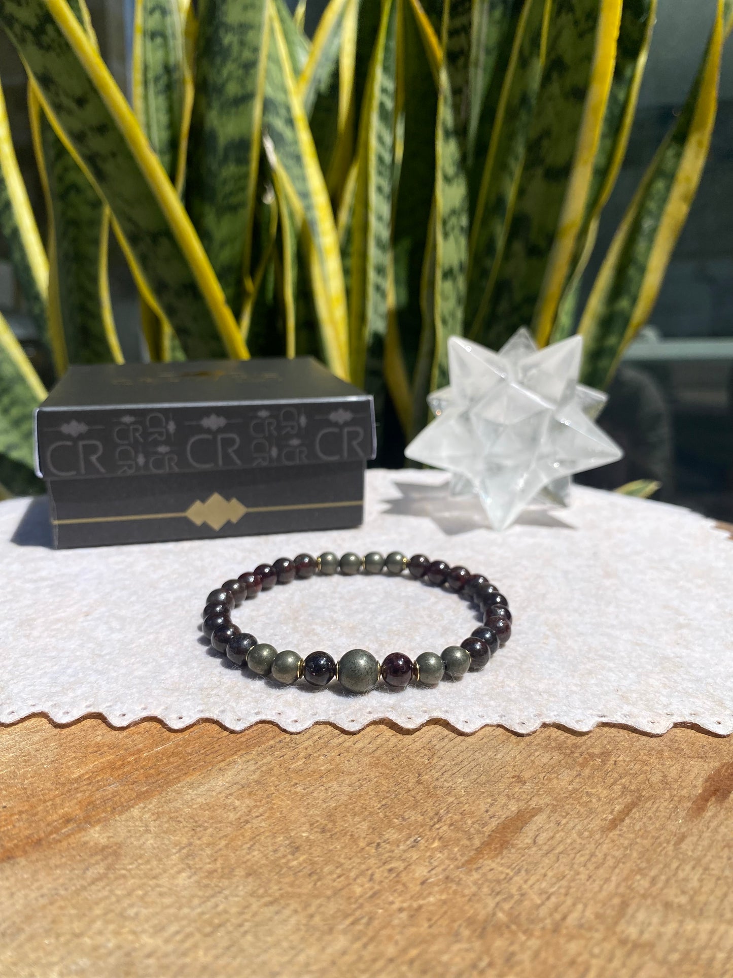 CR Deluxe | Pedra Granada e Pirita – Derteminação, Crescimento e Prosperidade (Banho Ouro 18K)