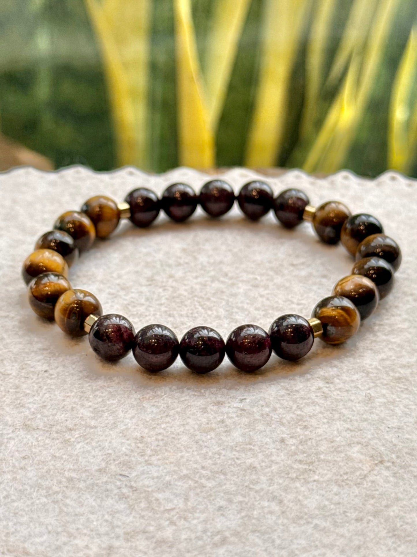 CR Prime | Olho de Tigre e Pedra Granada – Proteção, Prosperidade e Determinação (Banho Ouro 18K)