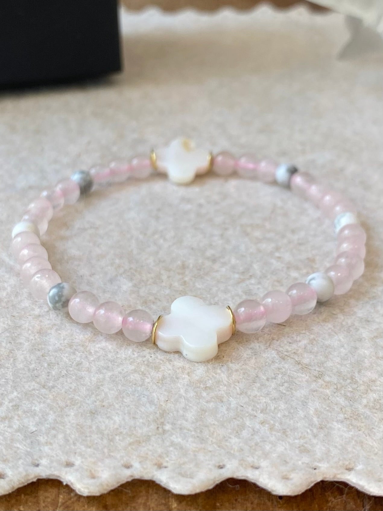 CR Trevo | Quartzo Rosa & Howlita — Paz e Amor